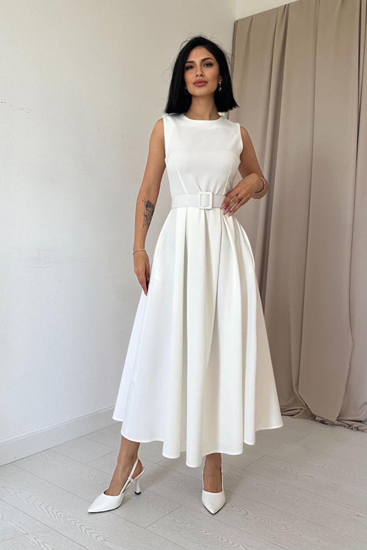 leyla sanat sanata yeni bir bakış açısı Ekru Halter Yaka Kloş Elbise