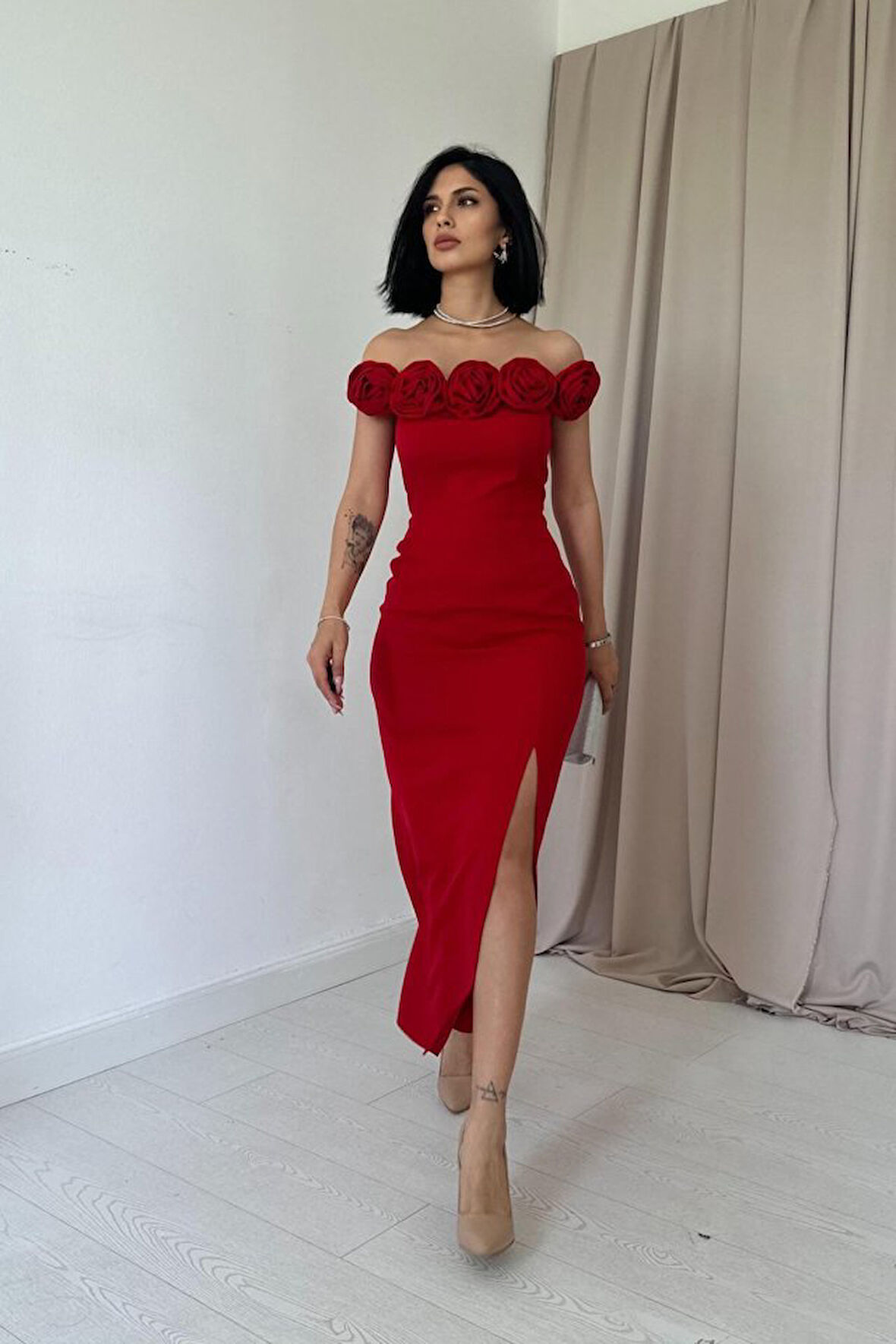 leyla sanat sanata yeni bir bakış açısı Kırmızı Madonna Yaka Güllü Elbise