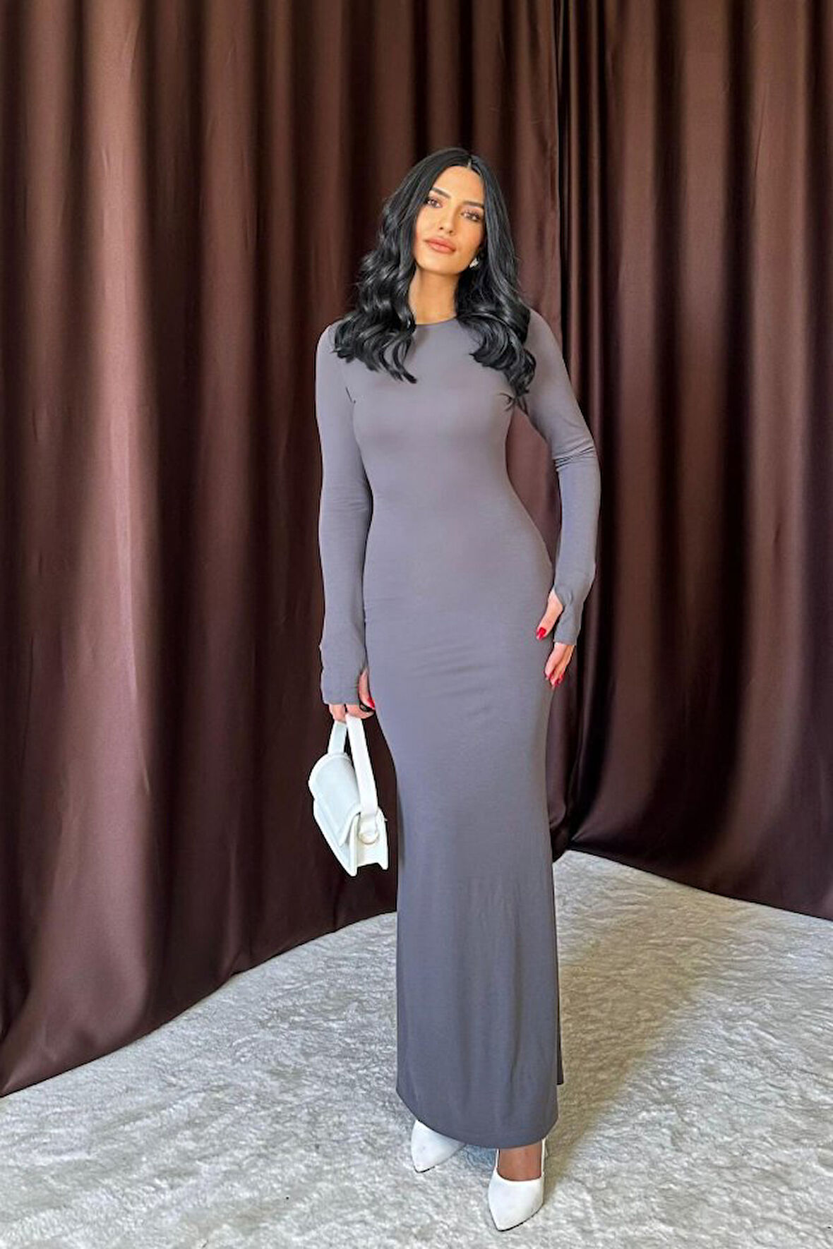 leyla sanat sanata yeni bir bakış açısı Gri Vücudu Saran Uzun Elbise