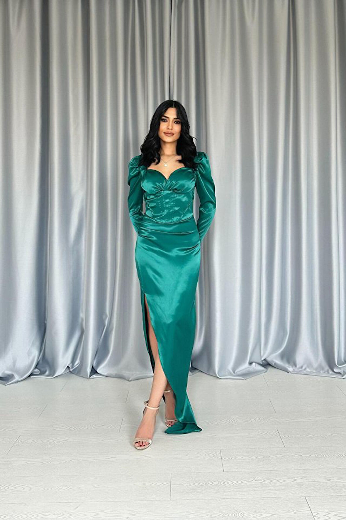 leyla sanat sanata yeni bir bakış açısı Zümrüt Göğsü Kuplu Yırtmaçlı Elbise