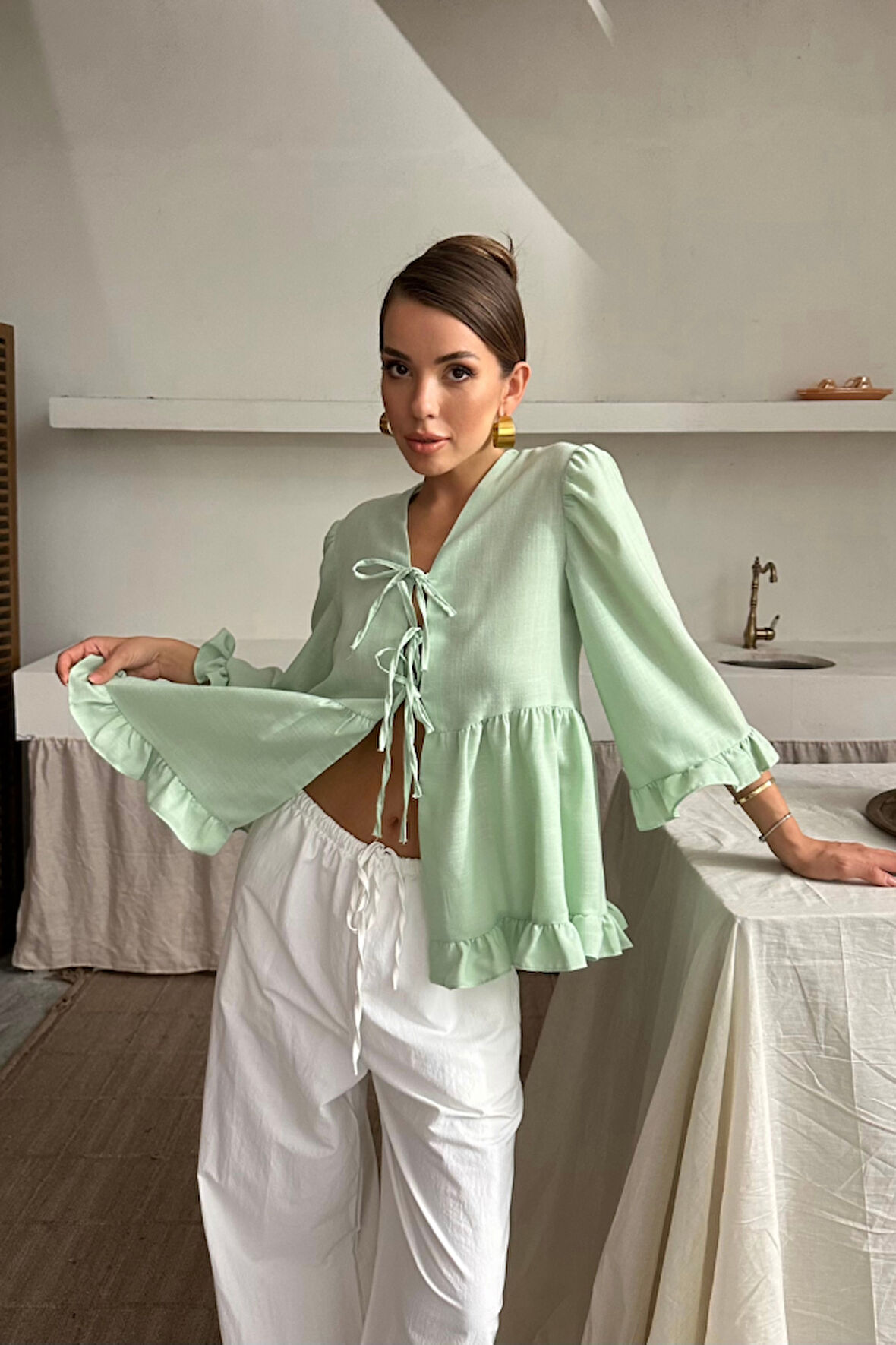 leyla sanat sanata yeni bir bakış açısı KETEN BLUZ ÖNDEN BAĞLAMALI FIRFIR DETAYLI - Yeşil