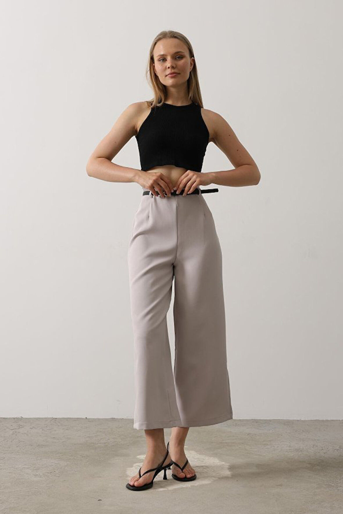 leyla sanat sanata yeni bir bakış açısı Kemer Pens Detaylı Pantolon - Gri