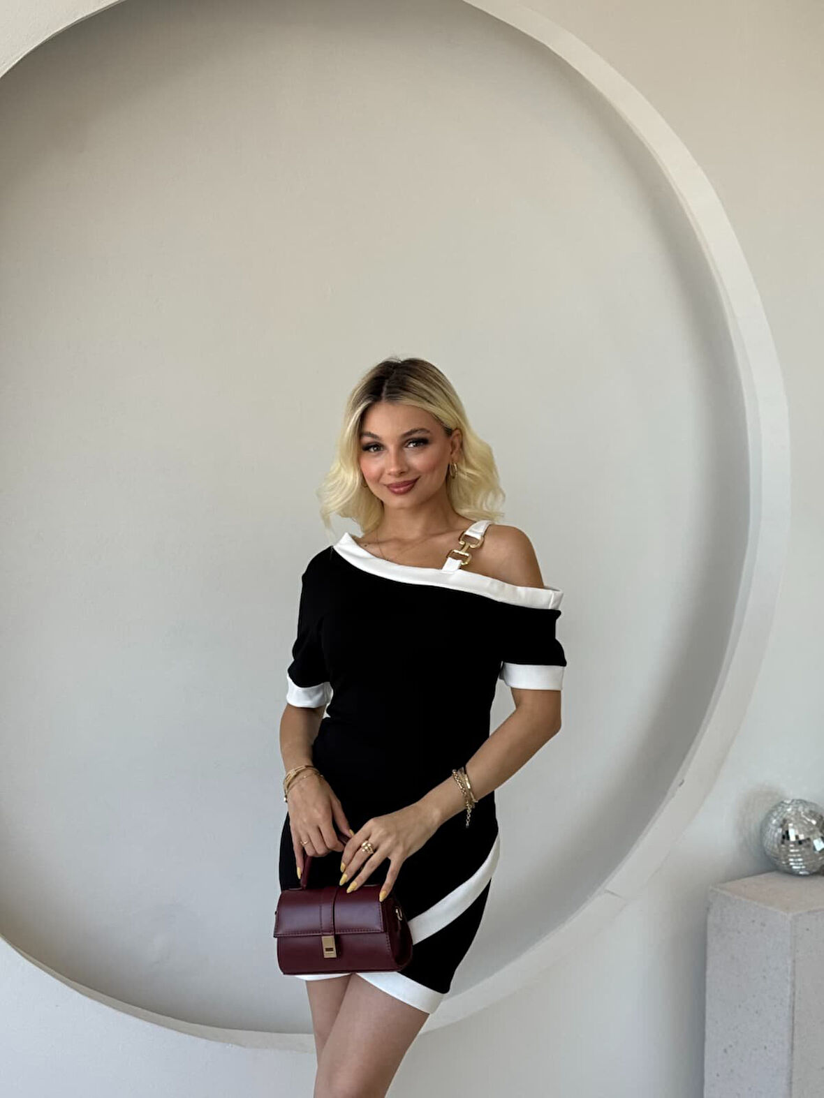 leyla sanat sanata yeni bir bakış açısı Kadın Kısa Kollu Asimetrik Kesim Yaka şerit Ve Aksesuar Detaylı Modal Elbise