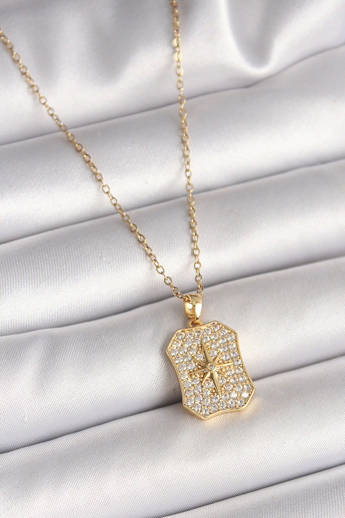316L Çelik Gold Renk Zincir Zirkon Taşlı Kutup Yıldız İşlemeli Madalyon Model Kadın Kolye - TJ-BKO9942