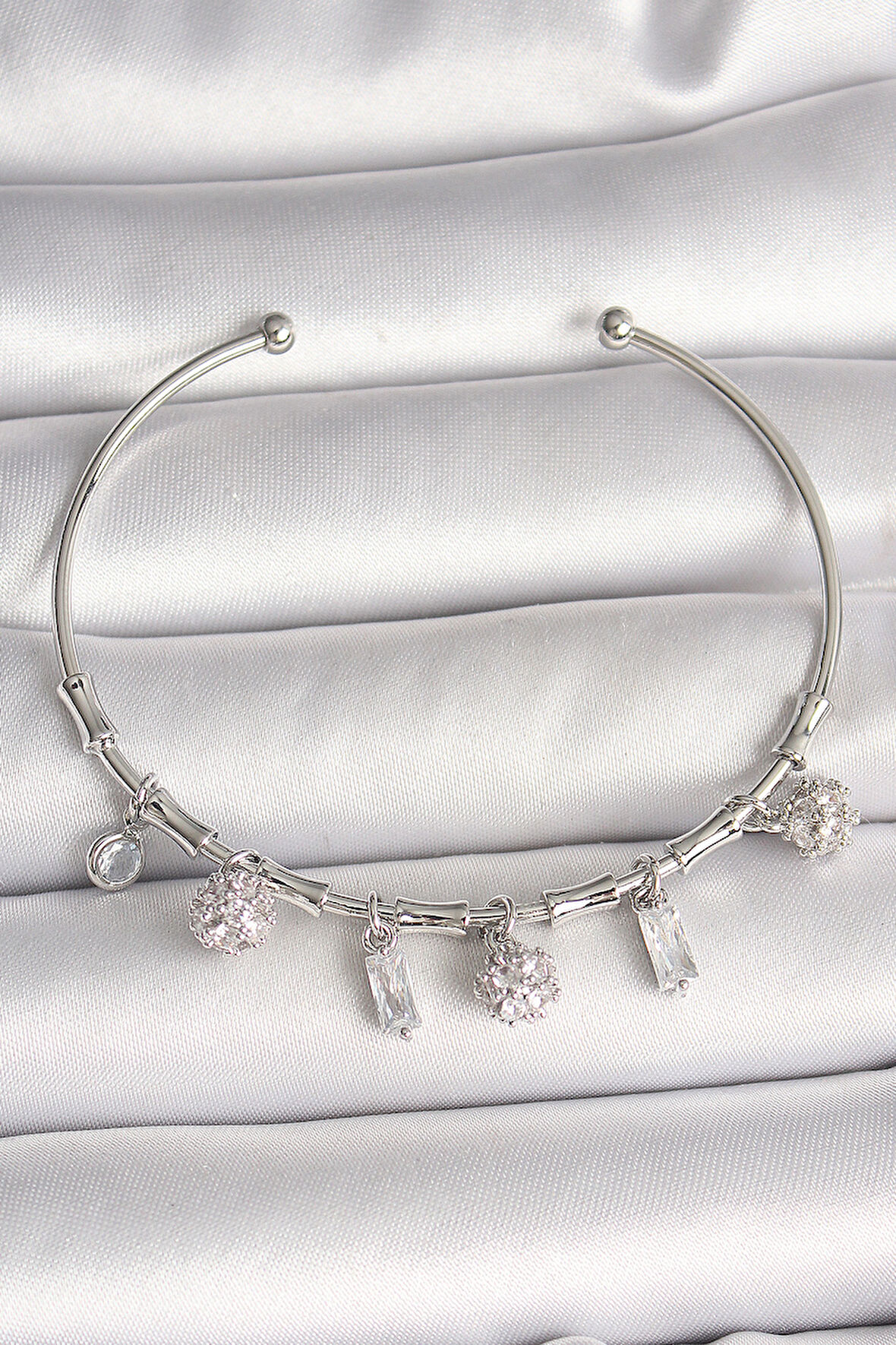 Pirinç Gümüş Renk Sallantı Zirkon Taşlı Çiçek Figür Charm Kadın Bileklik - TJ-BB6900