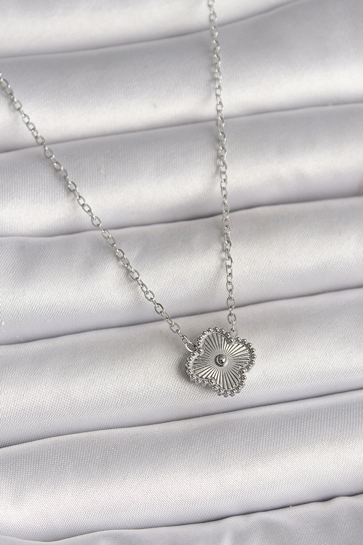 316L Çelik Gümüş Renk İşleme Detaylı Yonca Model Kadın Kolye - TJ-BKO10016