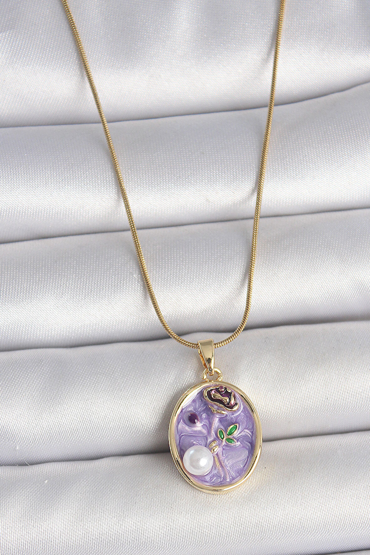 316L Çelik Gold Renk Zincir Mor Çiçek İşlemeli İnci Detay Portre Model Kadın Kolye - TJ-BKO10078