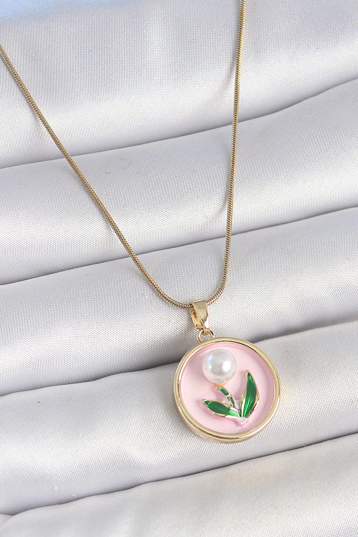 316L Çelik Gold Renk Zincir Pembe Mineli İncili Çiçek İşlemeli Portre Model Kadın Kolye - TJ-BKO10169