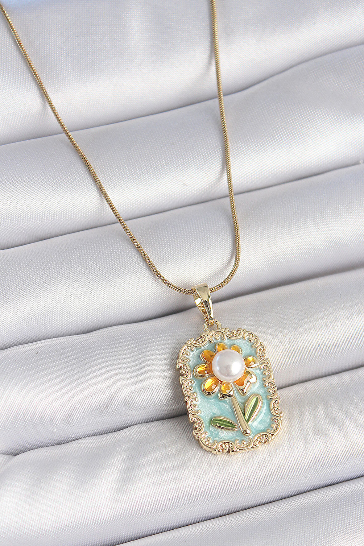 316L Çelik Gold Renk Zincir Mavi Mineli İncili Papatya İşlemeli Portre Model Kadın Kolye - TJ-BKO10199