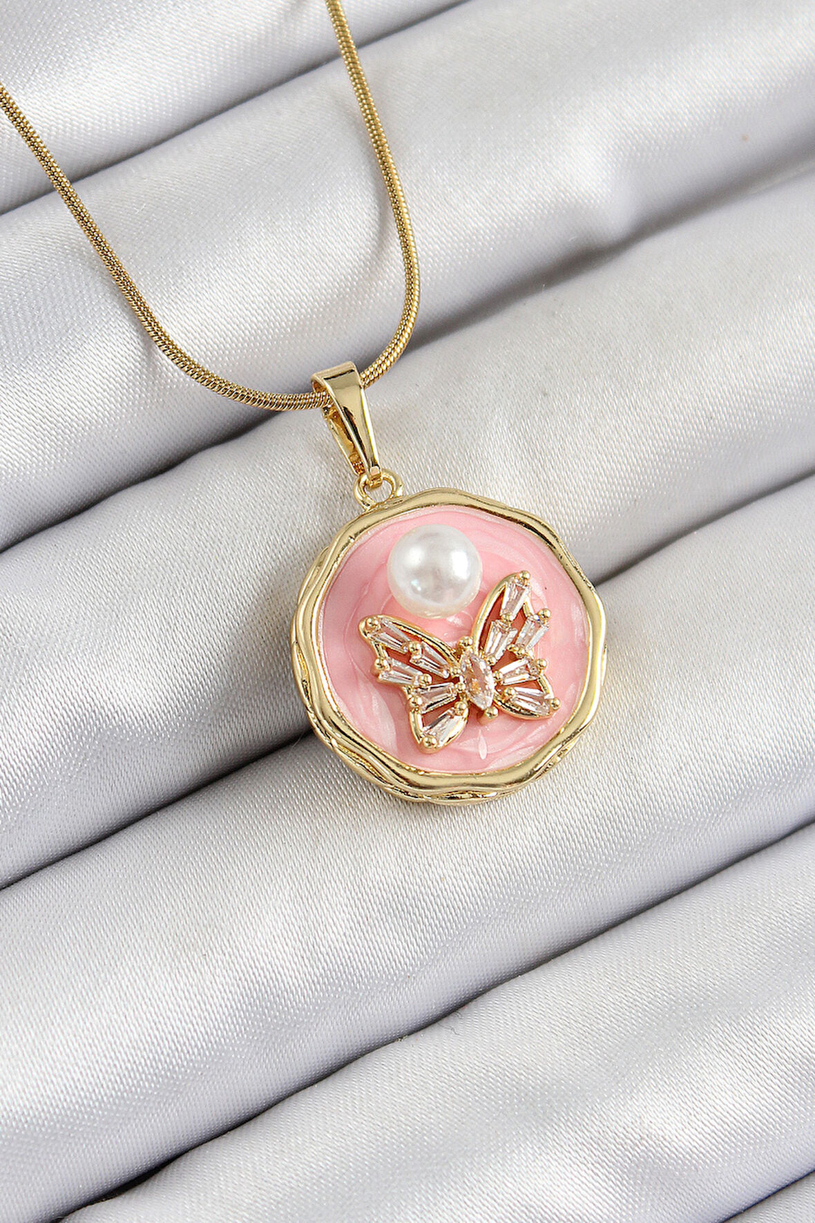 316L Çelik Zincir Zirkon Taşlı Pembe Sanatsal Portre İnci Detaylı Kelebek Model Gold Renk Kadın Kolye - TJ-BKO10276