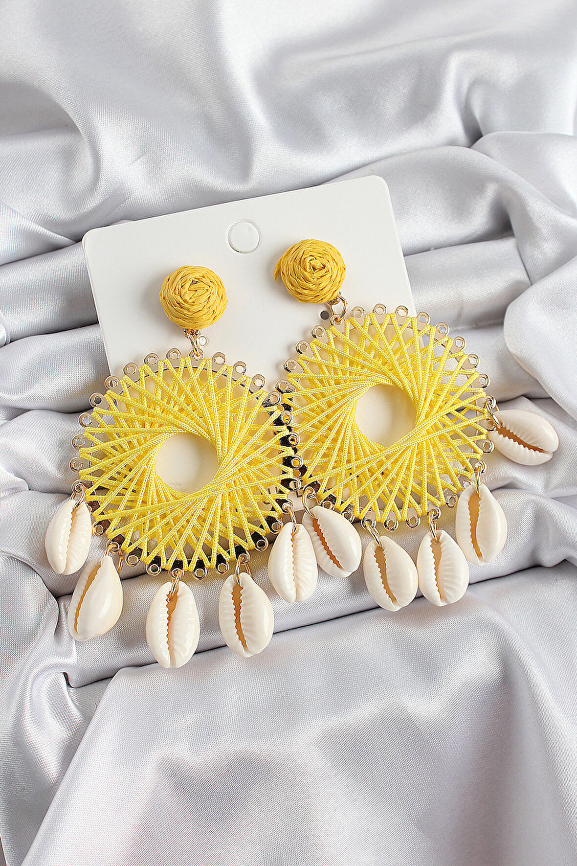 Sarı Hasır Örgü Sarmal Model Sallantılı Deniz Kabuğu Detaylı Gold Renk Kadın Küpe - TJ-BKP10726