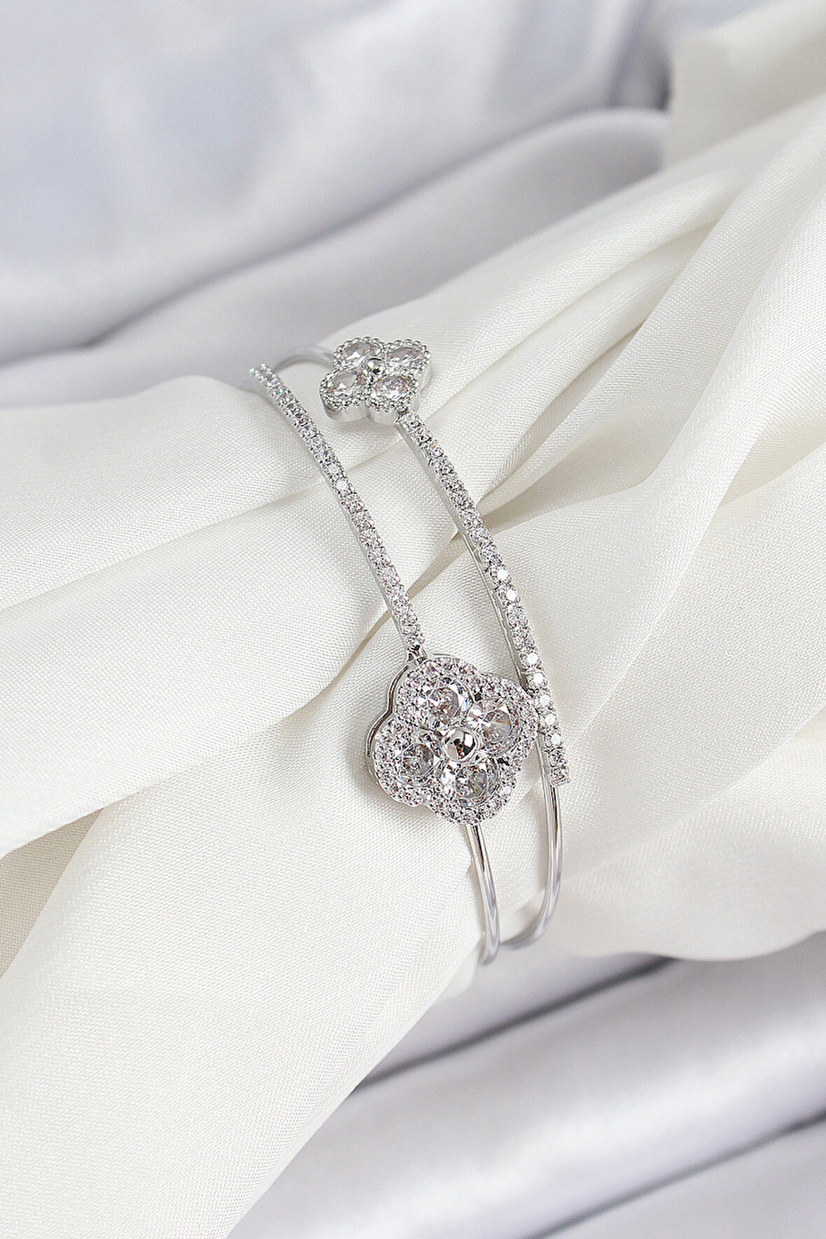 Pirinç Gümüş Renk Zirkon Taşlı Yonca Model 2'li Kadın Bileklik - TJ-BB7063