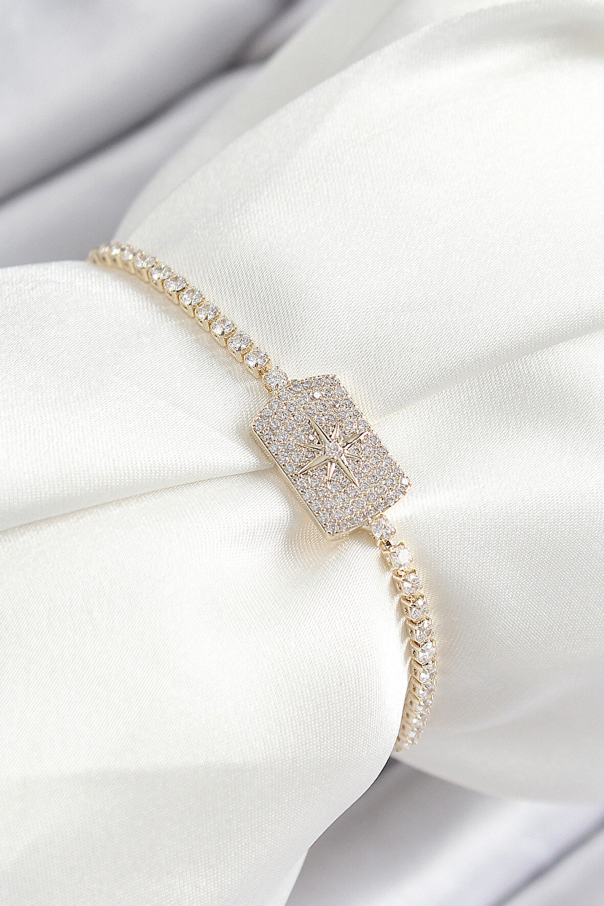 Pirinç Zirkon Taşlı Kutup Yıldızı Model Gold Renk Asansörlü Kadın Bileklik - TJ-BB7466