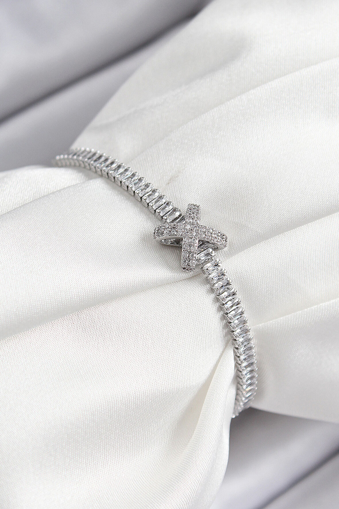 Pirinç Zirkon Taşlı X Detaylı Su Yolu Model Gümüş Renk Asansörlü Kadın Bileklik - TJ-BB7467