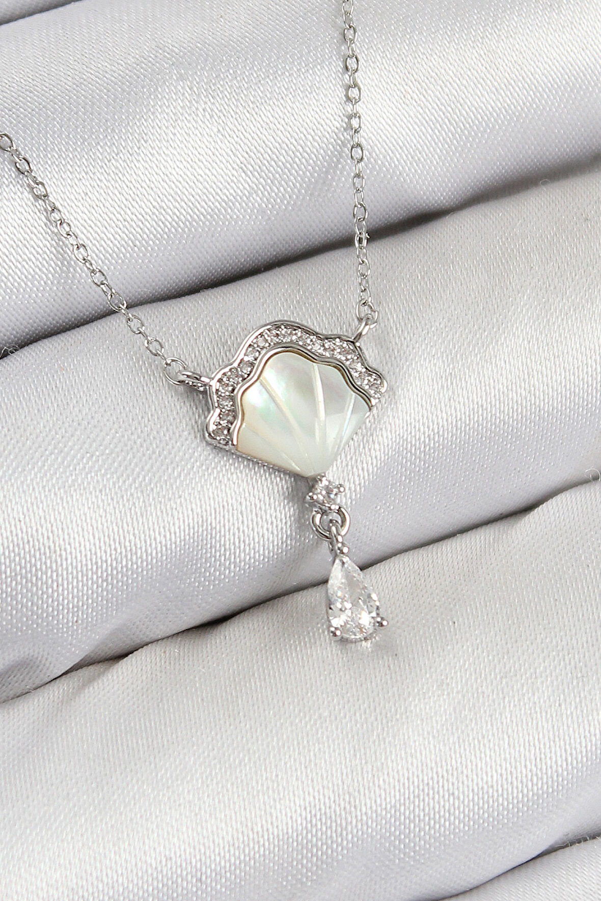 Pirinç Zirkon Taşlı İstiridye Model Gümüş Renk Kadın Kolye - TJ-BKO10417