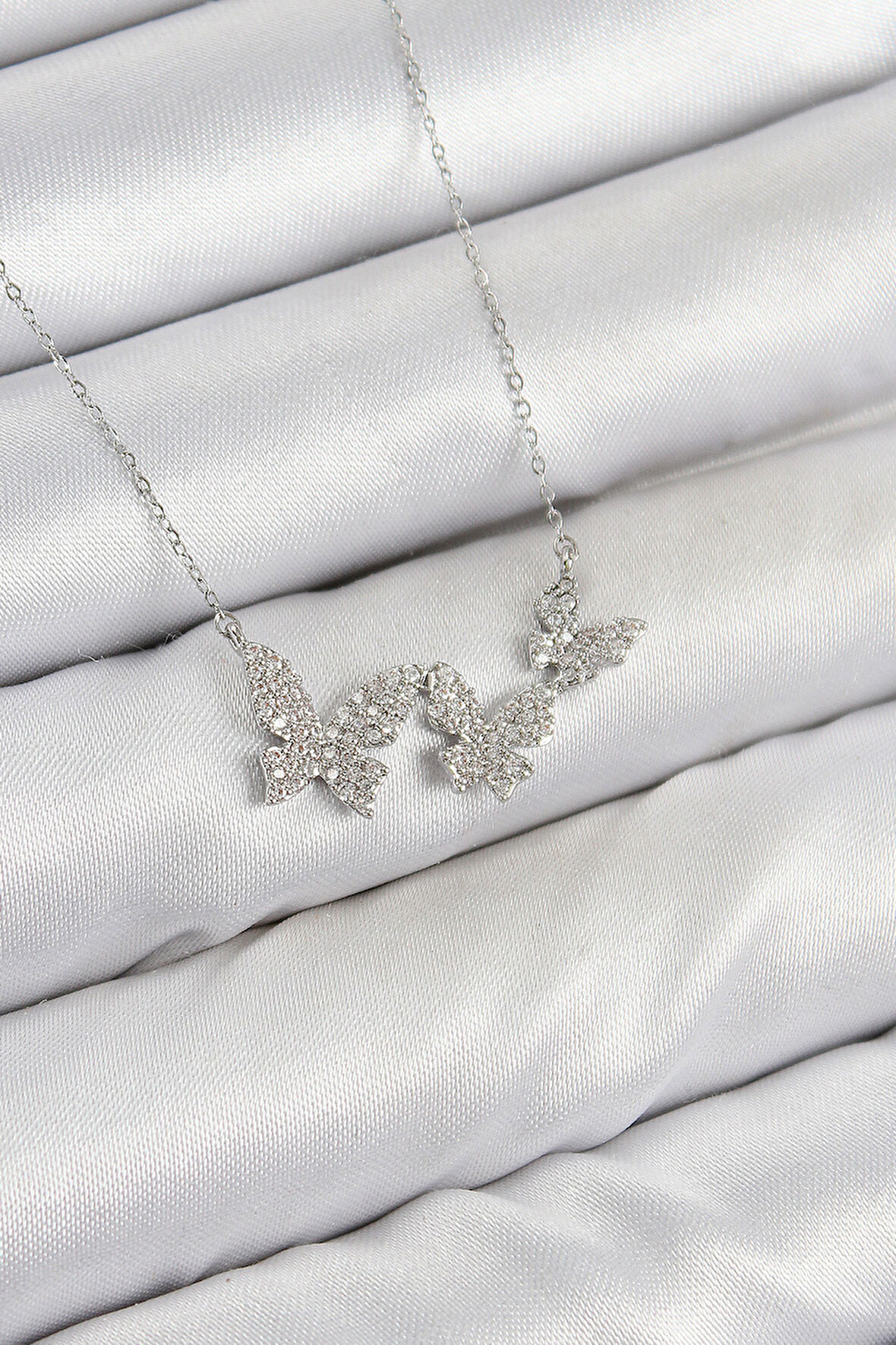 Pirinç Zirkon Taşlı Kelebek Model Gümüş Renk Kadın Kolye - TJ-BKO10425