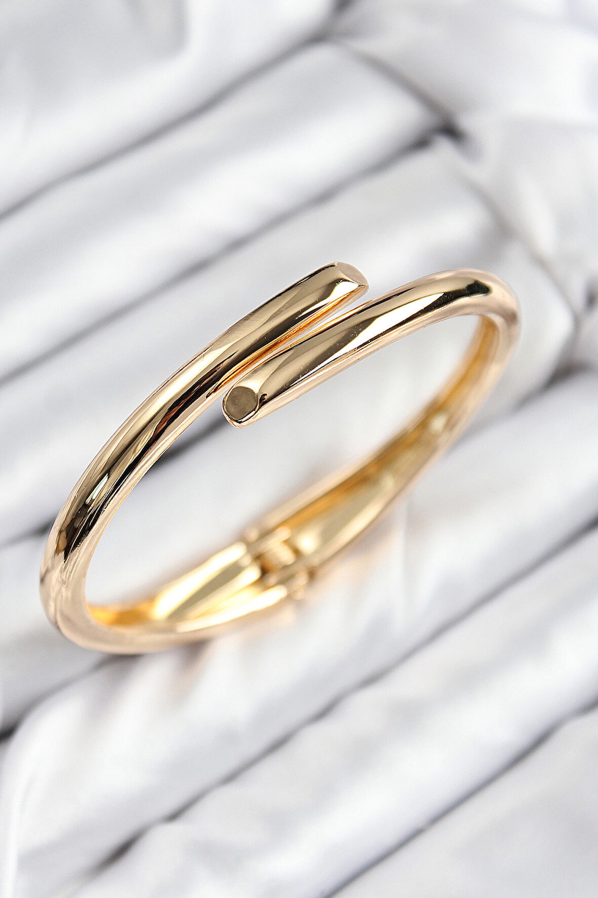 Pirinç Kesik Model Gold Renk Kadın Kelepçe - TJ-BB7714
