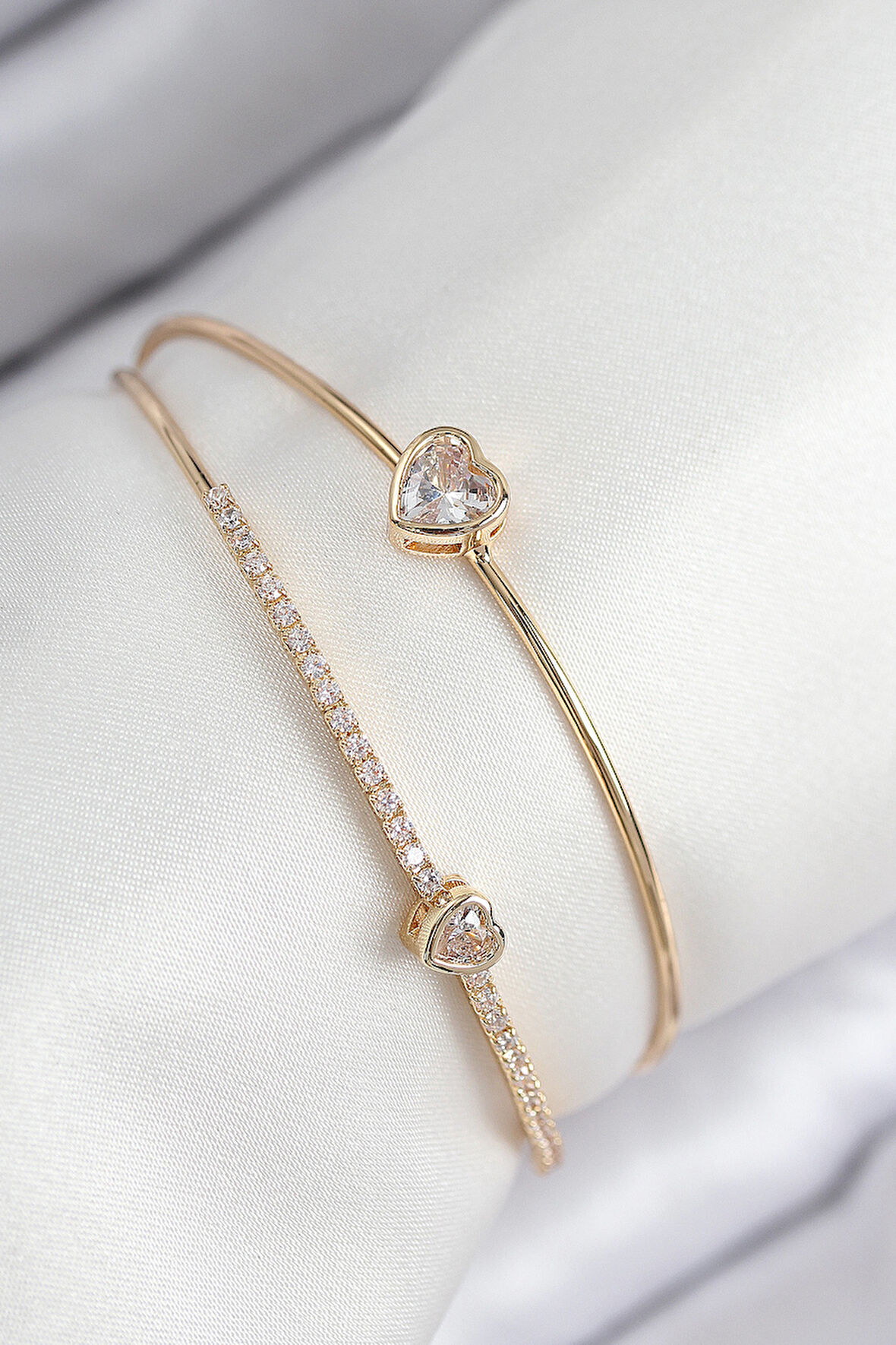 Pirinç Zirkon Taşlı Kalp Model Gold Renk Kadın Bileklik - TJ-BB7869