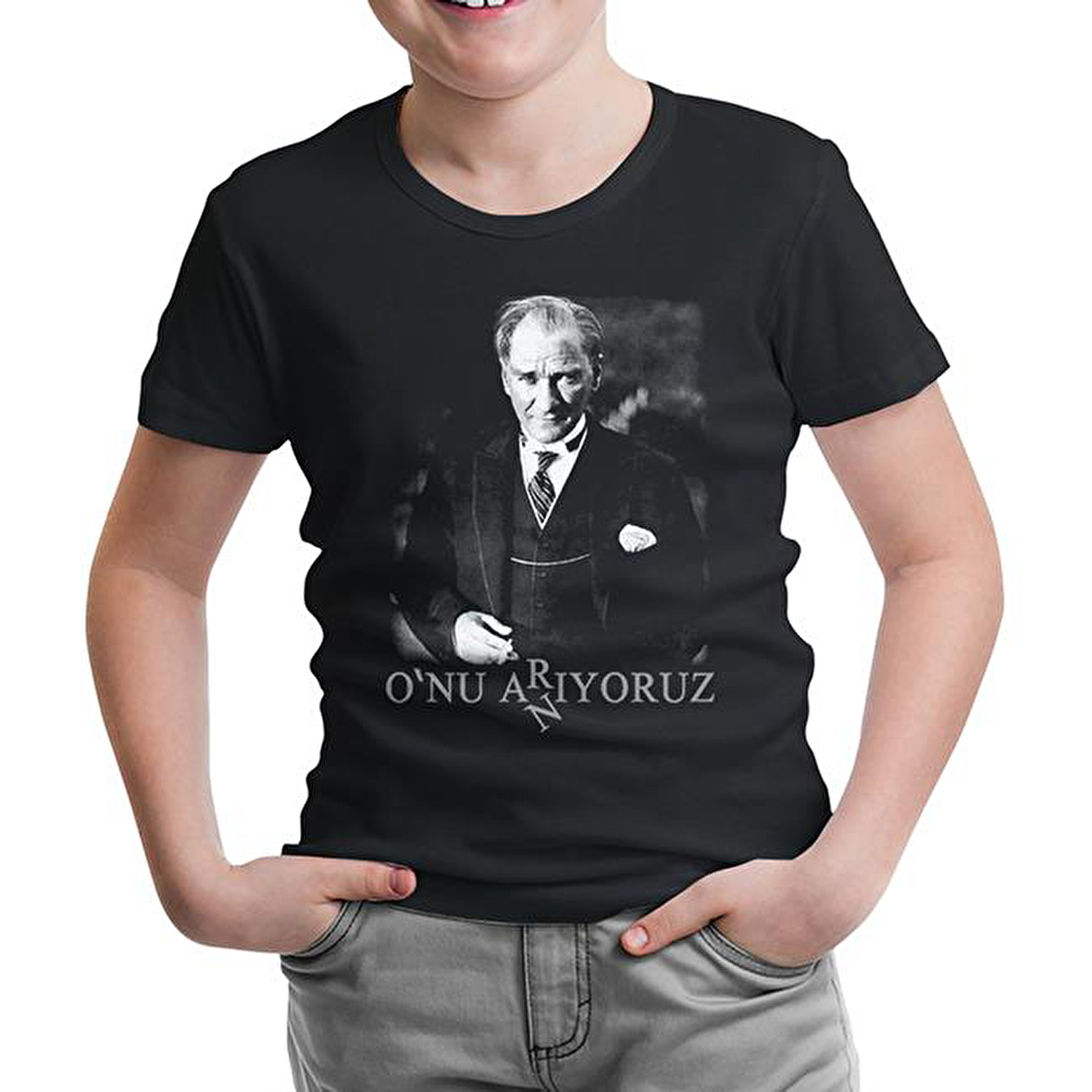 Atatürk - Onu Arıyoruz. Anıyoruz Siyah Çocuk Tshirt
