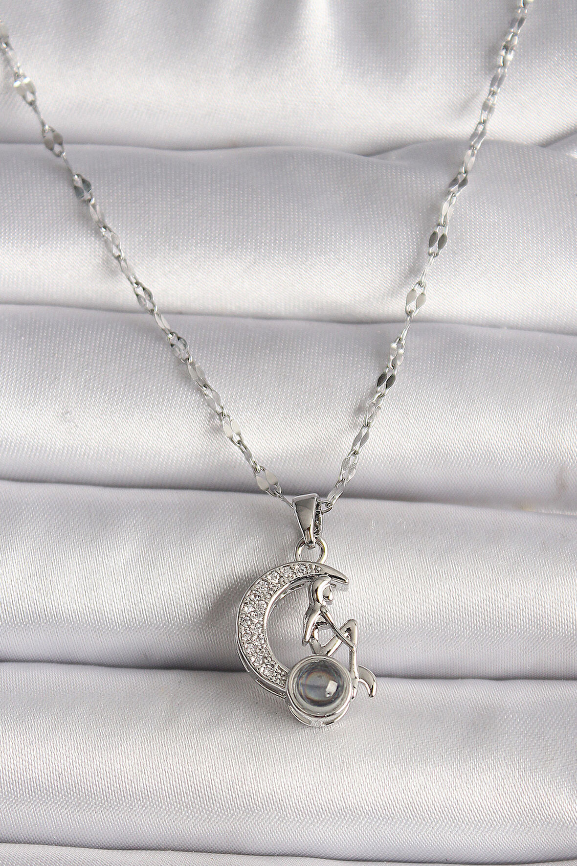 316L Çelik Gold Renk Zirkon Taşlı Hilal Oturan Kadın Figür Projeksiyon Model Kadın Kolye