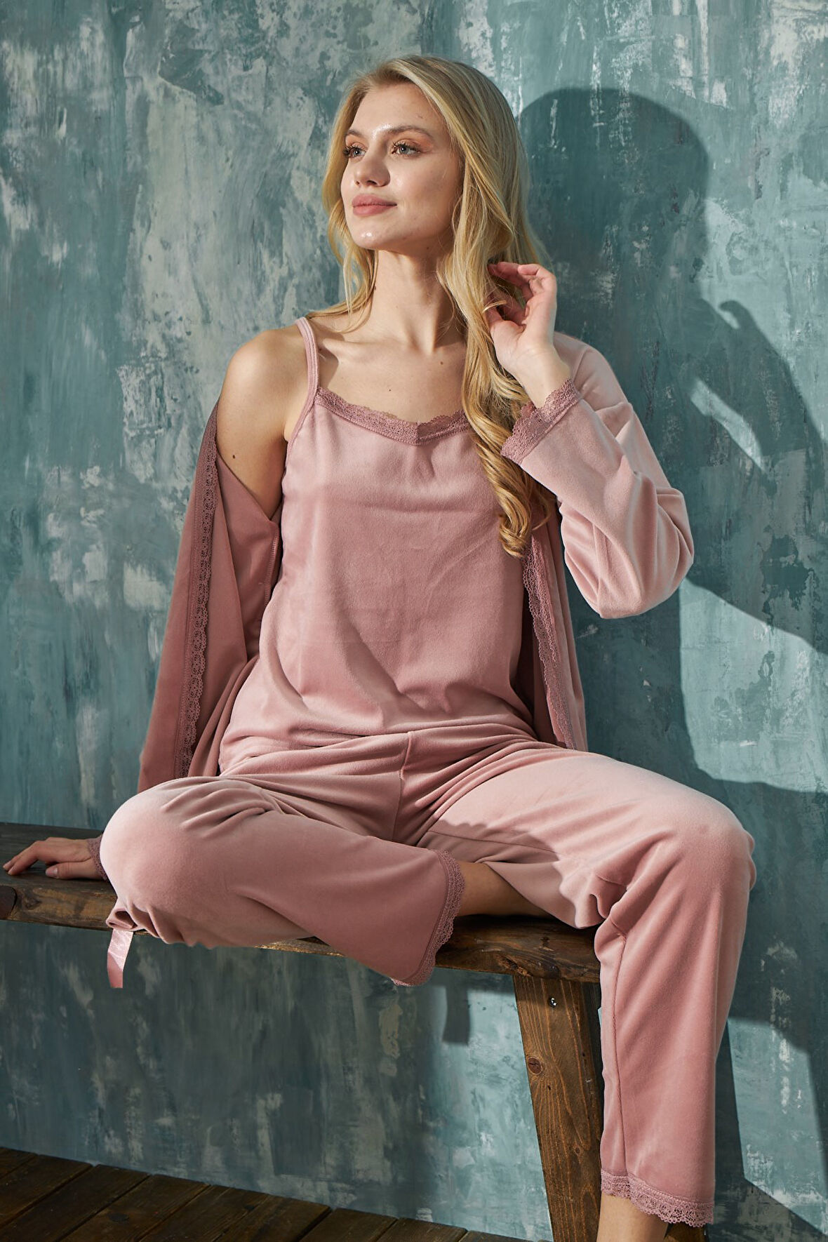 Kadın Fransız Kadife İp Askılı Sabahlıklı Dantel Detaylı Pijama Takımı 3lü Set