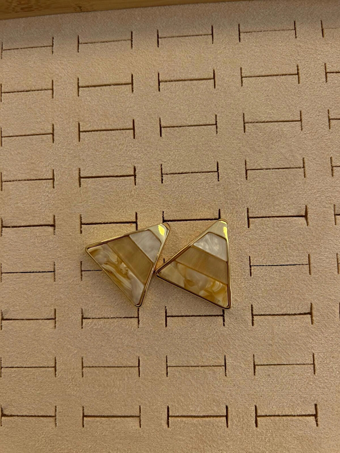 Çelik Üçgen Pramit Sedefli Gold Küpe