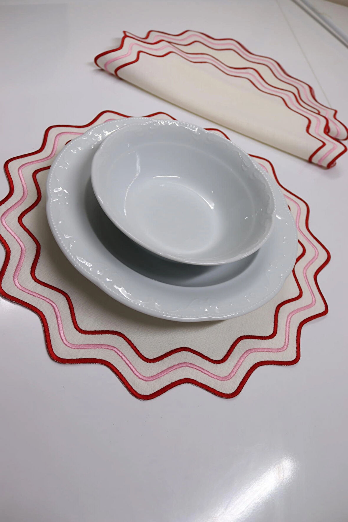 zigzag desenli pembe kırmızı nakışlı amerikan servis 6 lı