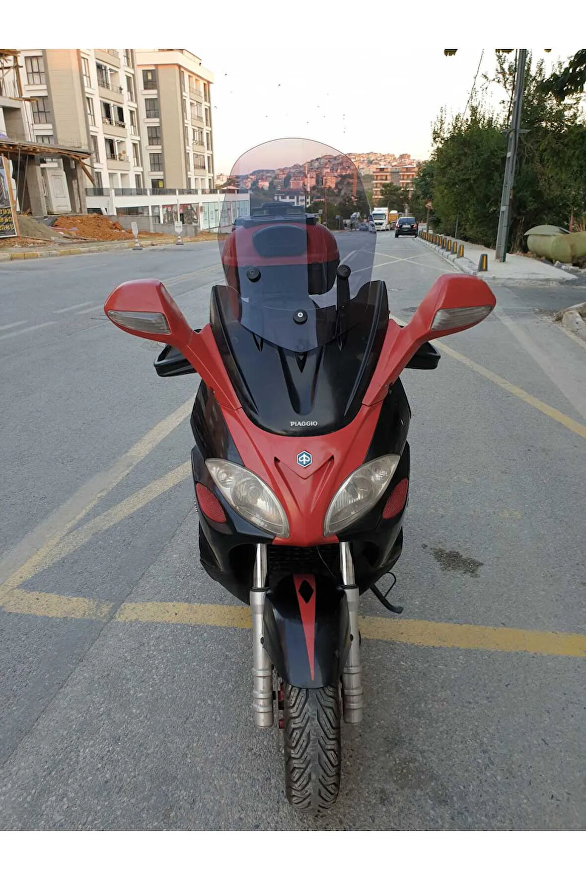Piaggio X9 Siperlik Ön Cam 2004 2007 Model 49cm Açıkfüme Renkli 4mm ORTA BOYLU CAM