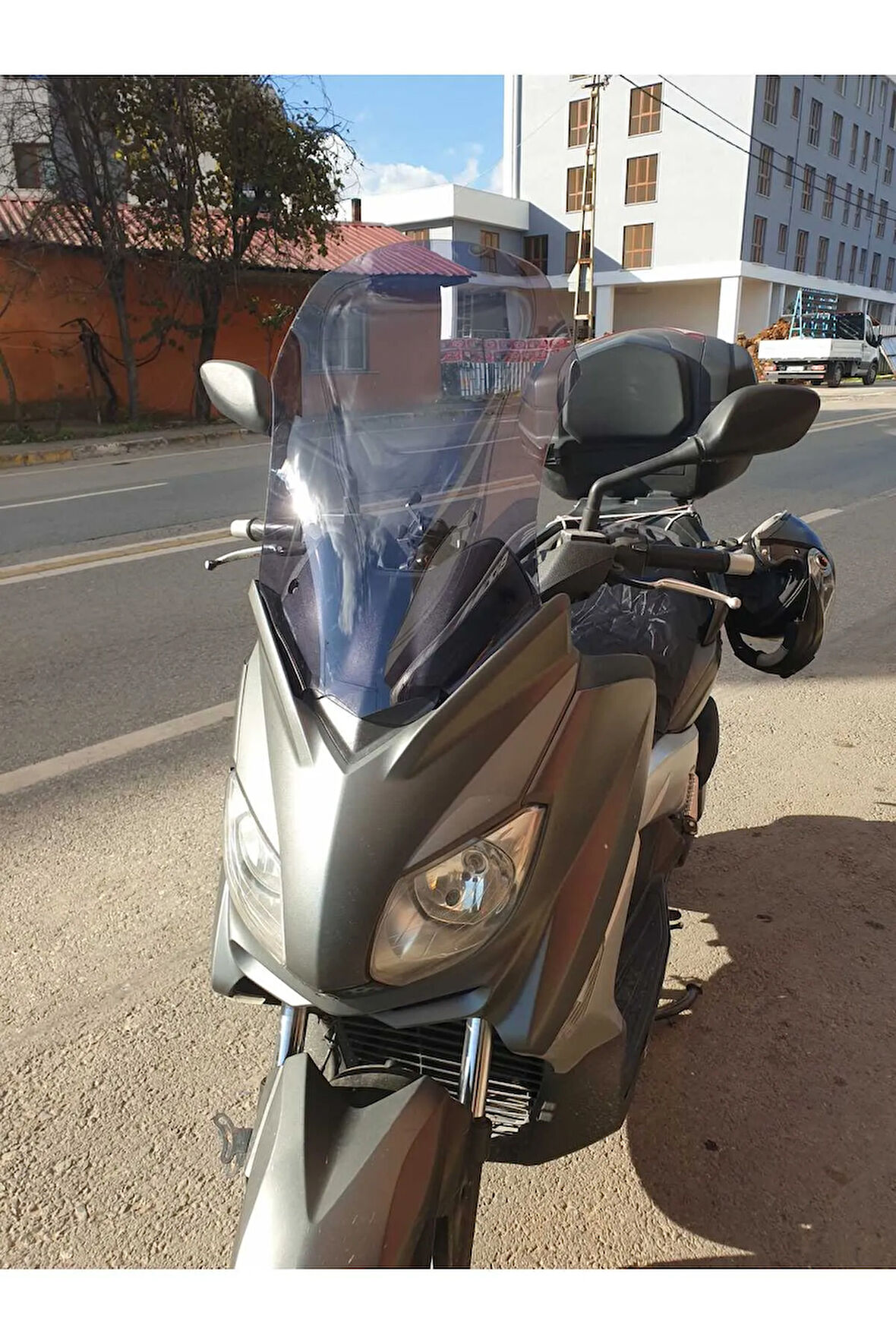 Yamaha Xmax Siperlik Ön Cam 2011 2013 Model 55cm Açıkfüme Renkli 4mm KISA SPOR CAM