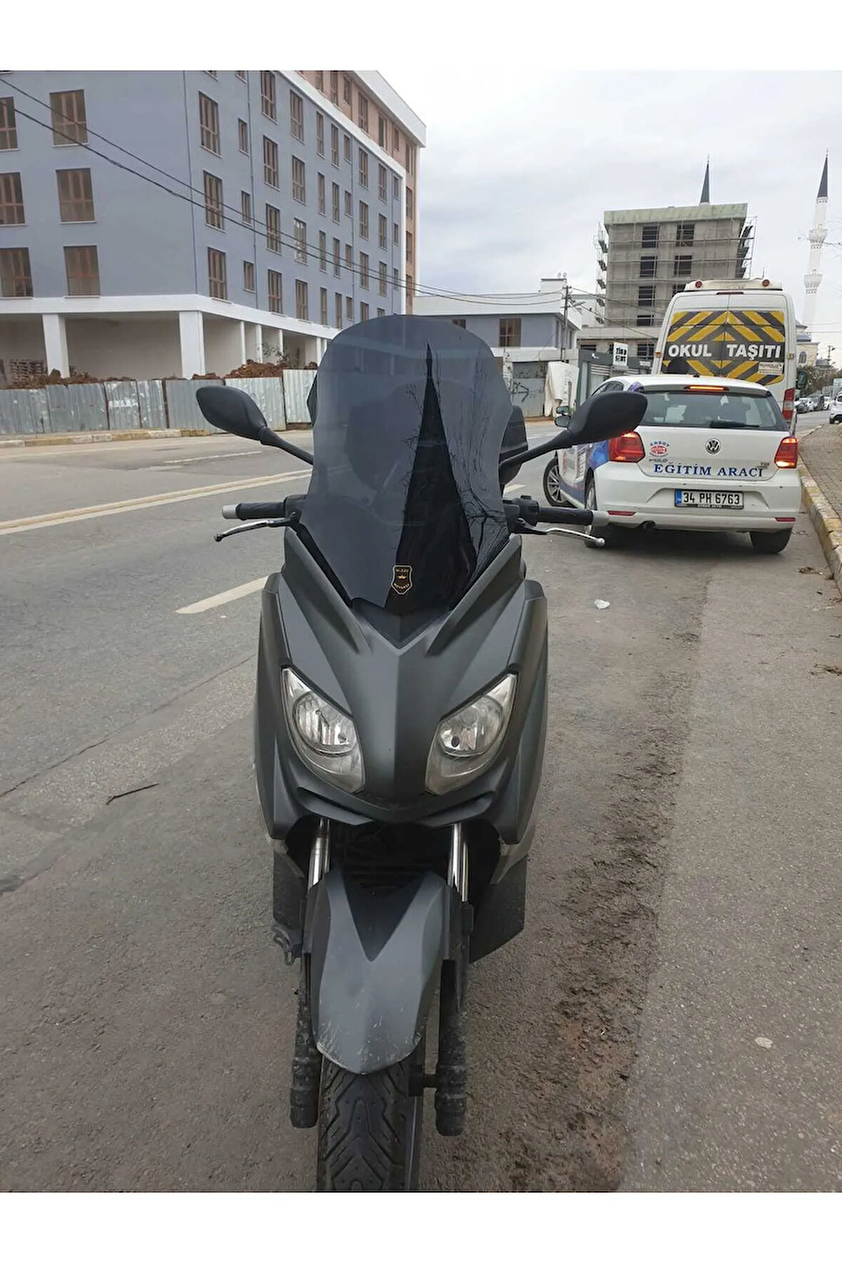 Yamaha Xmax Siperlik Ön Cam 2011 2013 Model 55cm Siyah Renkli 4mm KISA SPOR CAM