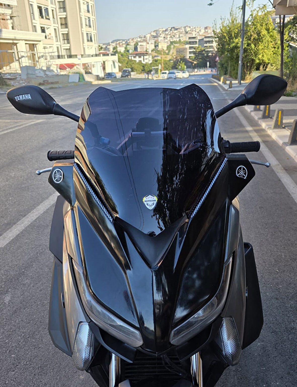 MOTOCAM Yamaha Xmax 250 Siperlik Ön Cam 2014-2017 Model 36cm Siyah Renkli 4mm SPORTİF