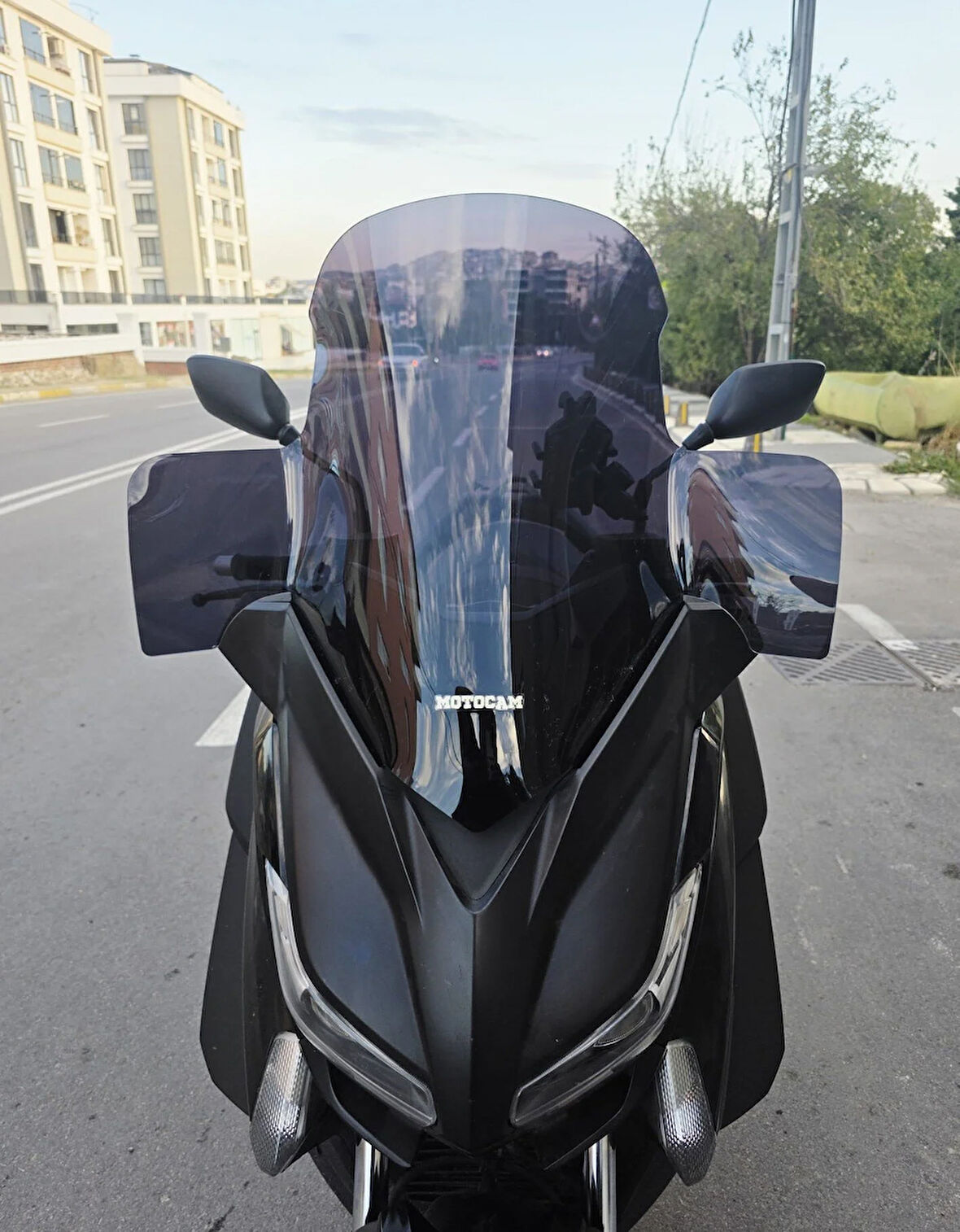 MOTOCAM Yamaha Xmax 250 Siperlik Ön Cam 2014-2017 Model 59cm Siyah Renkli 4mm ELCİKLİ