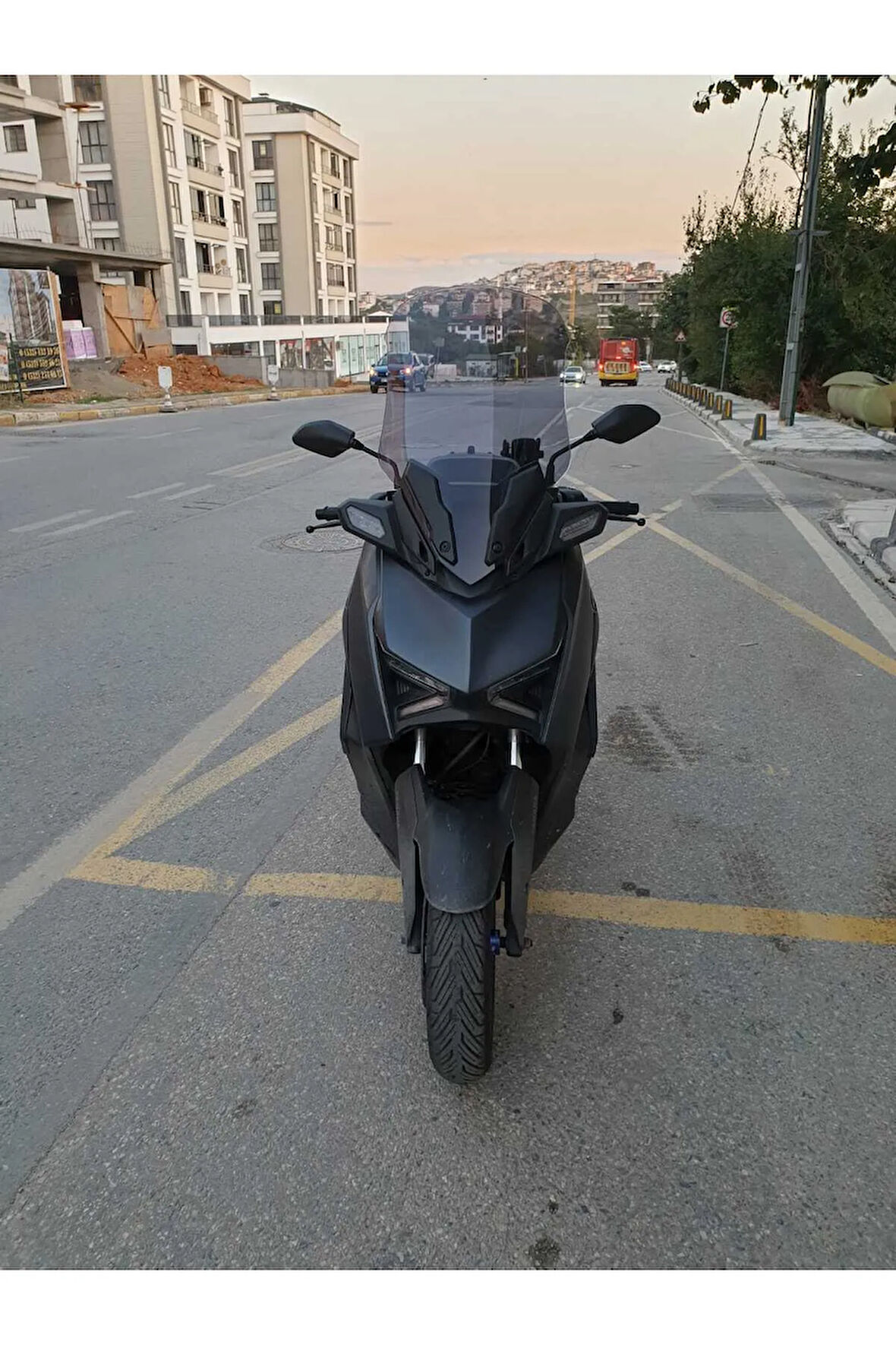 Yamaha Xmax Siperlik Ön Cam 2023 2024 Model 65cm Açıkfüme Renkli 4mm ORTA BOYLU CAM