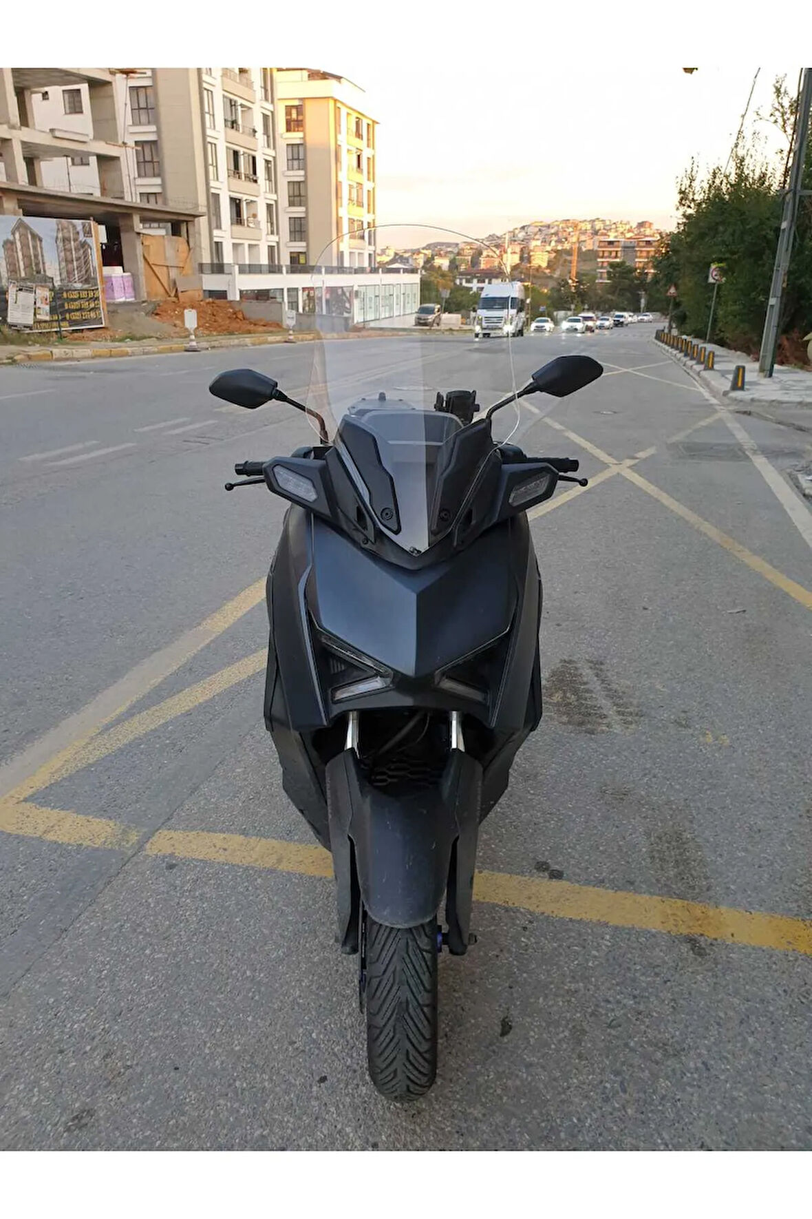 Yamaha Xmax Siperlik Ön Cam 2023 2024 Model 65cm Şeffaf Renkli 4mm ORTA BOYLU CAM