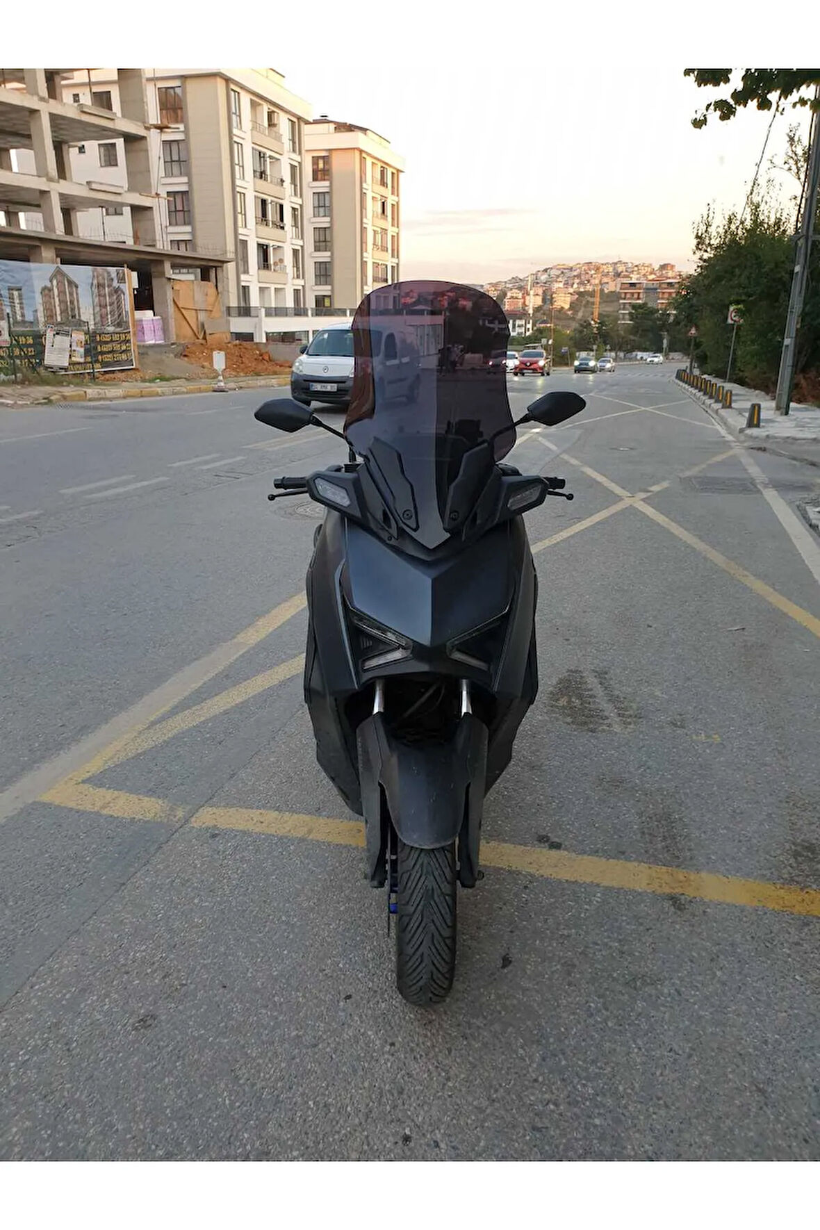 Yamaha Xmax Siperlik Ön Cam 2023 2024 Model 65cm Siyah Renkli 4mm ORTA BOYLU CAM
