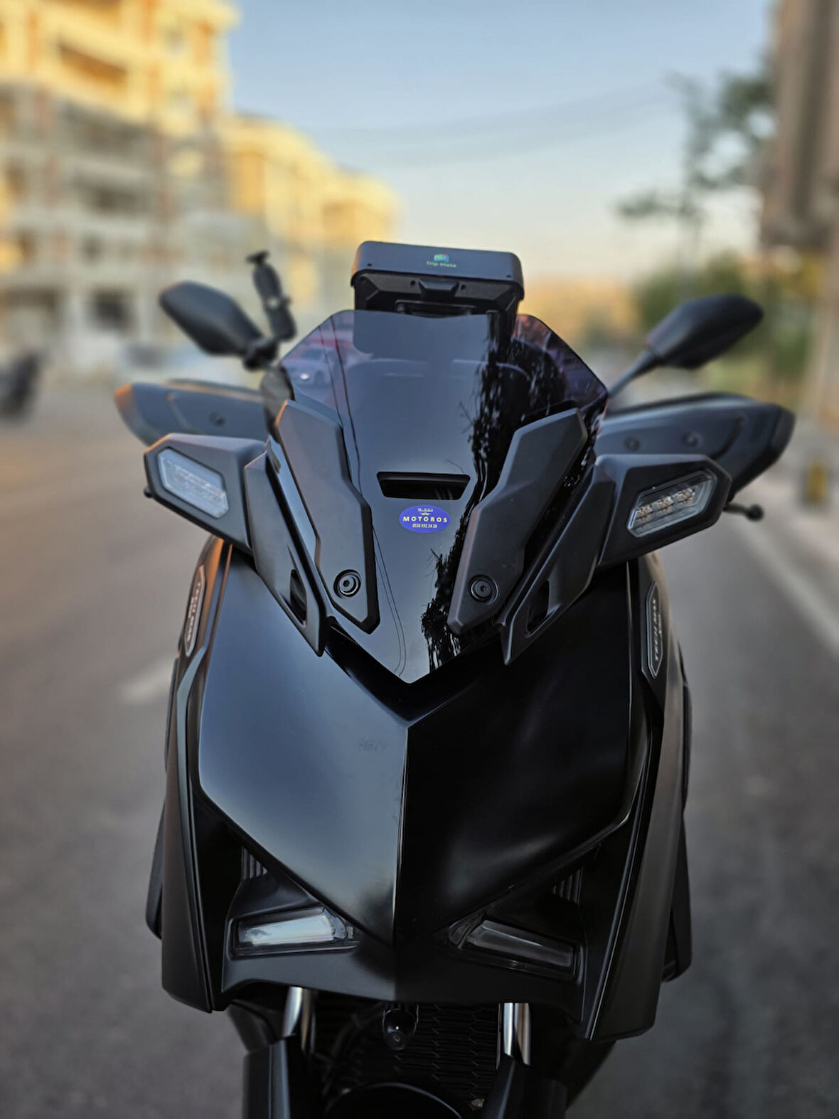 MOTOCAM Yamaha Xmax 250 Siperlik Ön Cam 2023-2025 Model 36cm Siyah Renkli 4mm KISA SPOR CAM