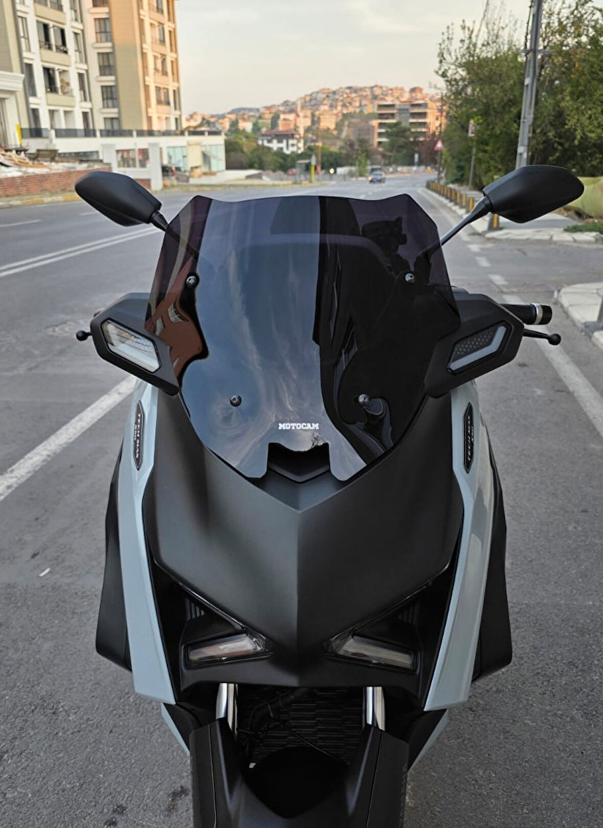 MOTOCAM Yamaha Xmax Techmax Siperlik Ön Cam 2025 Model 39cm Siyah Renkli 4mm Asansörlü