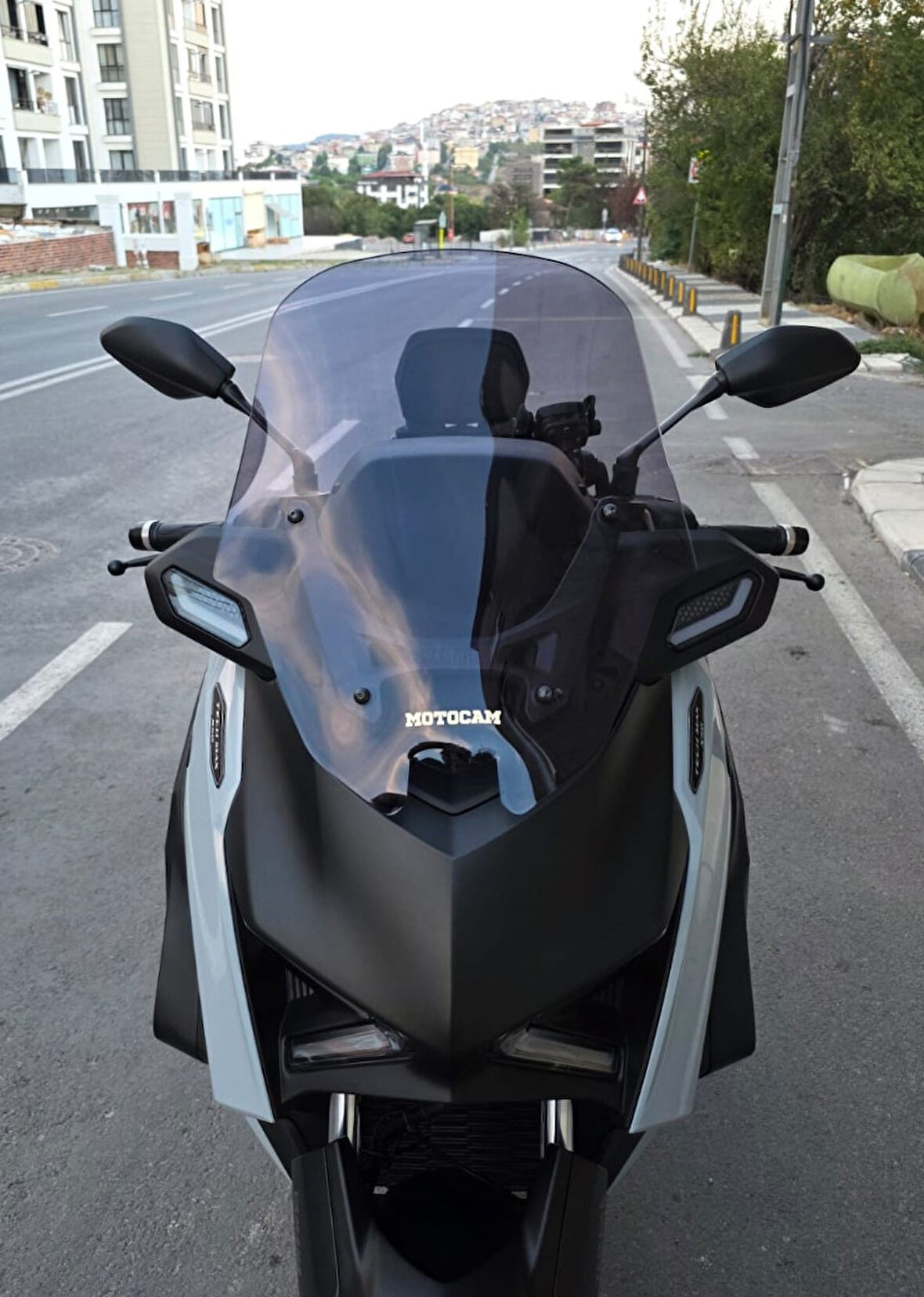 MOTOCAM Yamaha Xmax Techmax Siperlik Ön Cam 2025 Model 52cm Füme Renkli 4mm Asansörlü