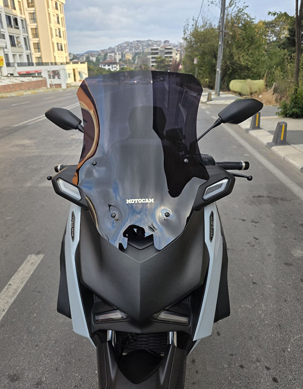 MOTOCAM Yamaha Xmax Techmax Siperlik Ön Cam 2025 Model 63cm Siyah Renkli 4mm Asansörlü