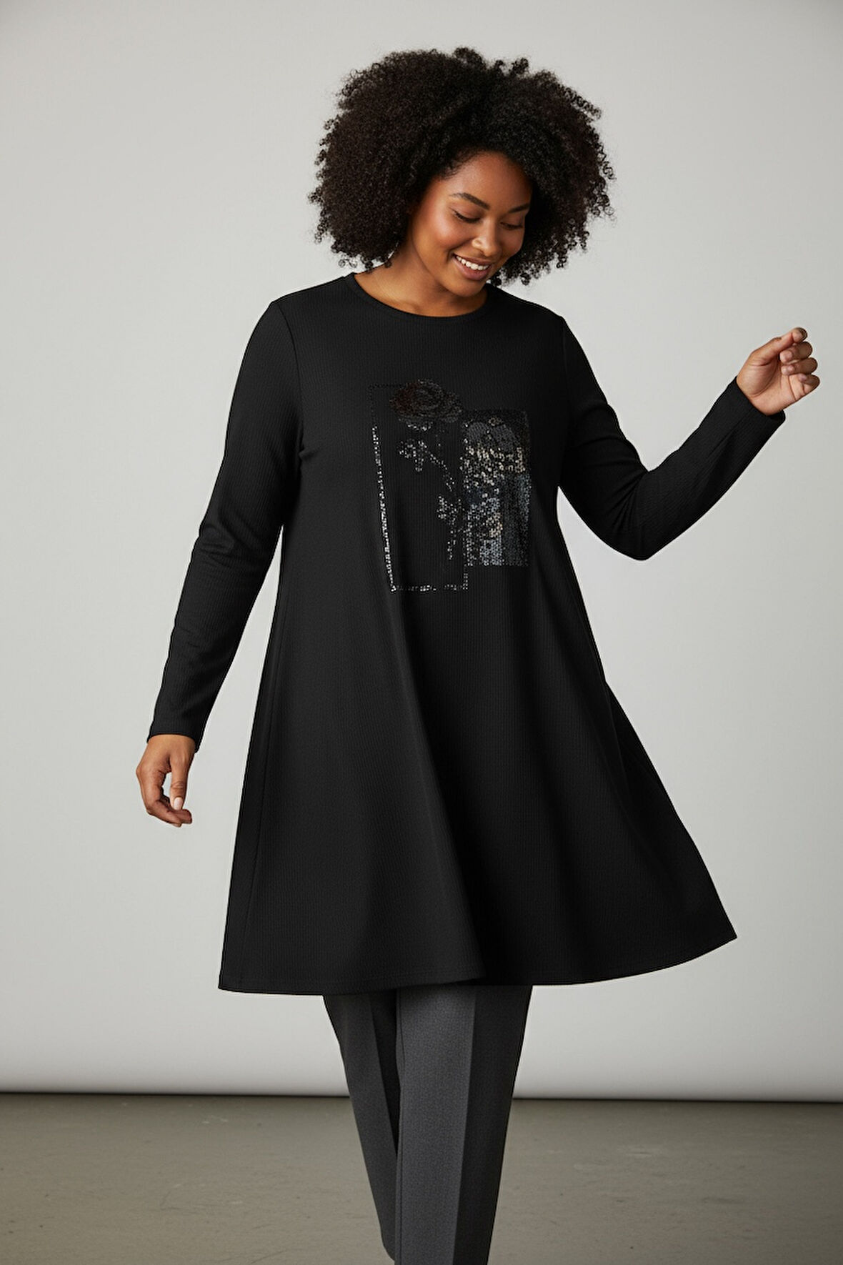 KADIN ÖNÜ TAŞ DETAYLI KOL AĞZI LASTİKLİ BATTAL BEDEN TUNİK