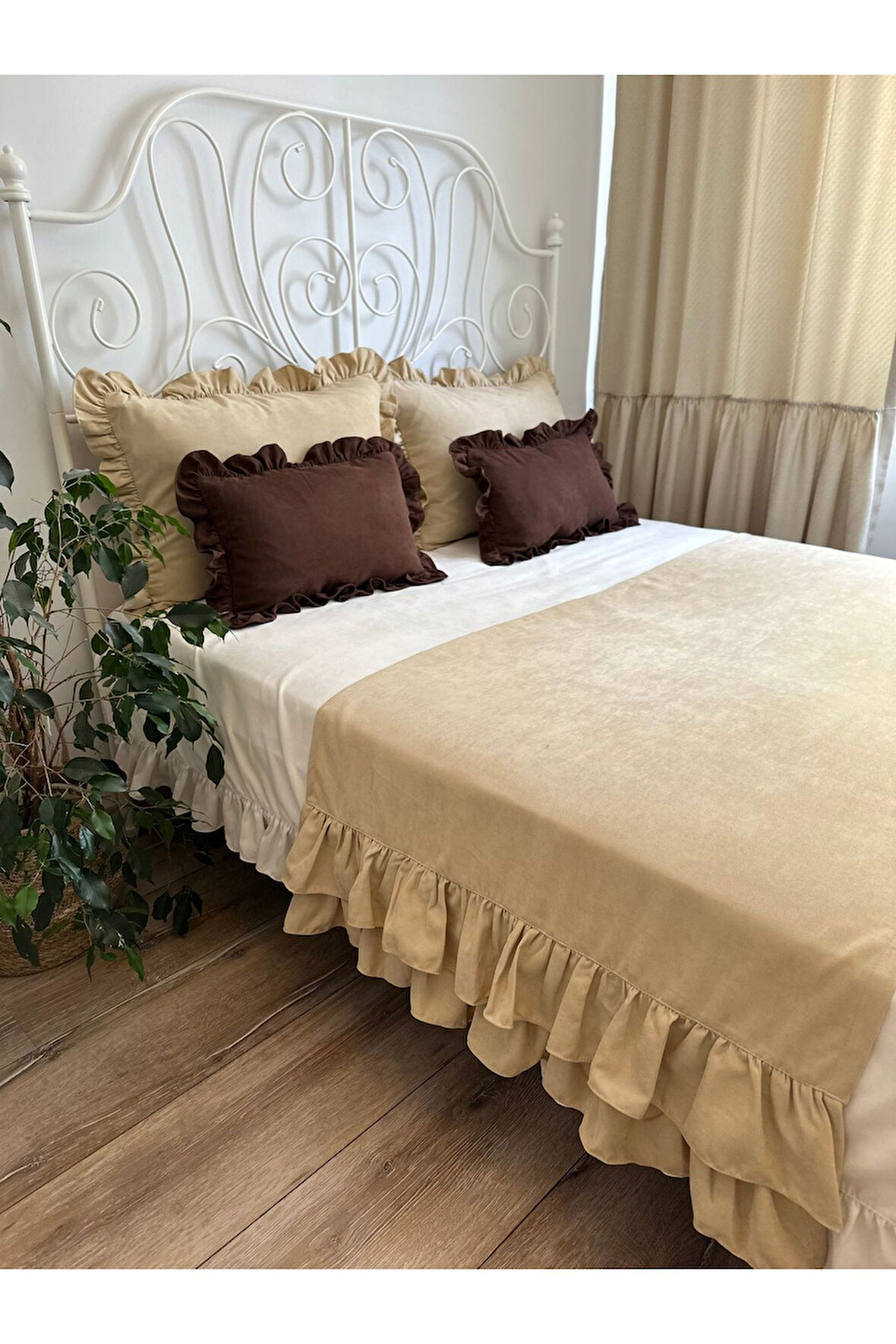 Kahverengi Rengi Çift Kat Fırfırlı Yatak Runner Seti Çift Kişilik