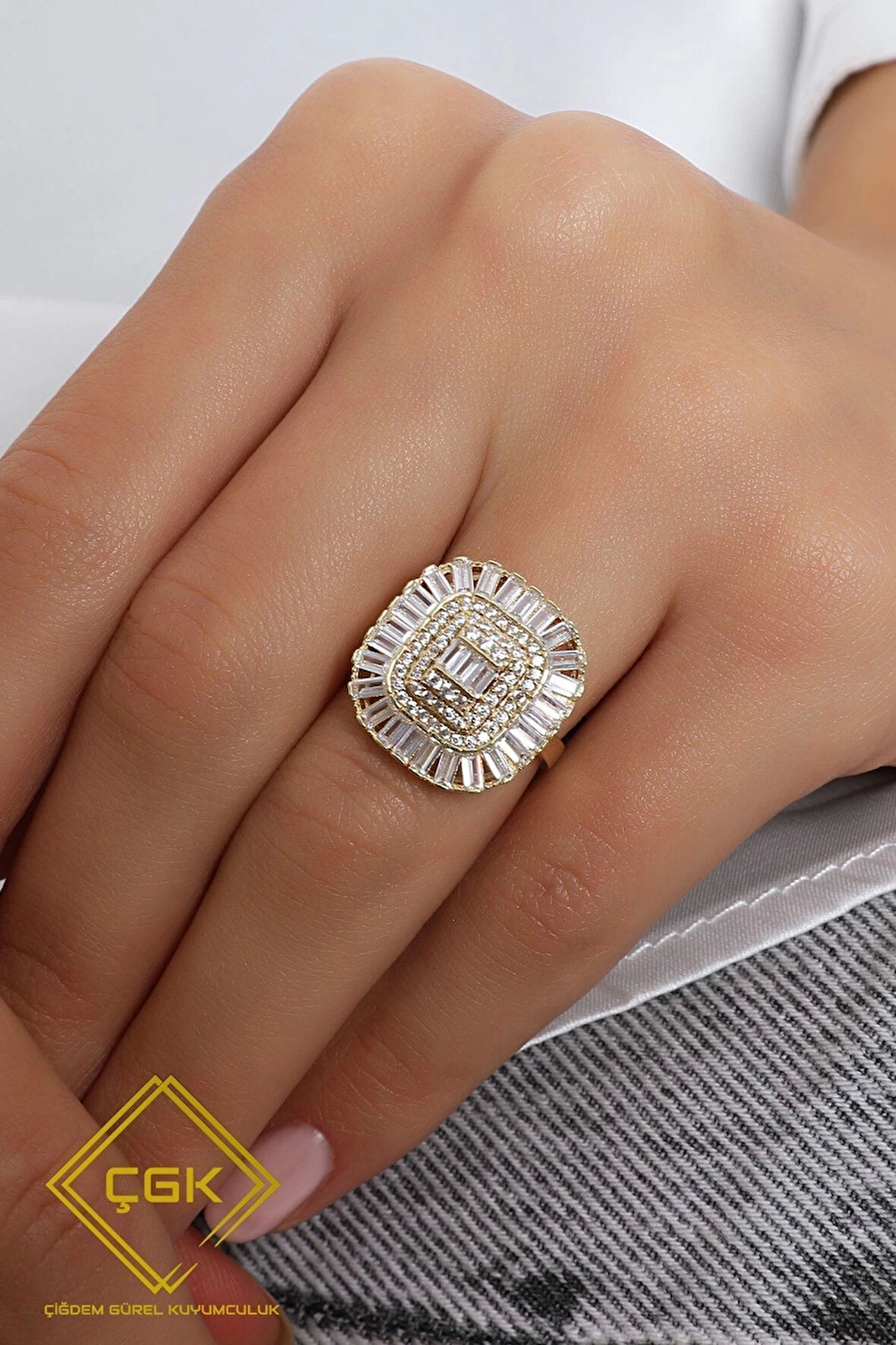Sıralı Baget Taşlı Altın Yüzük