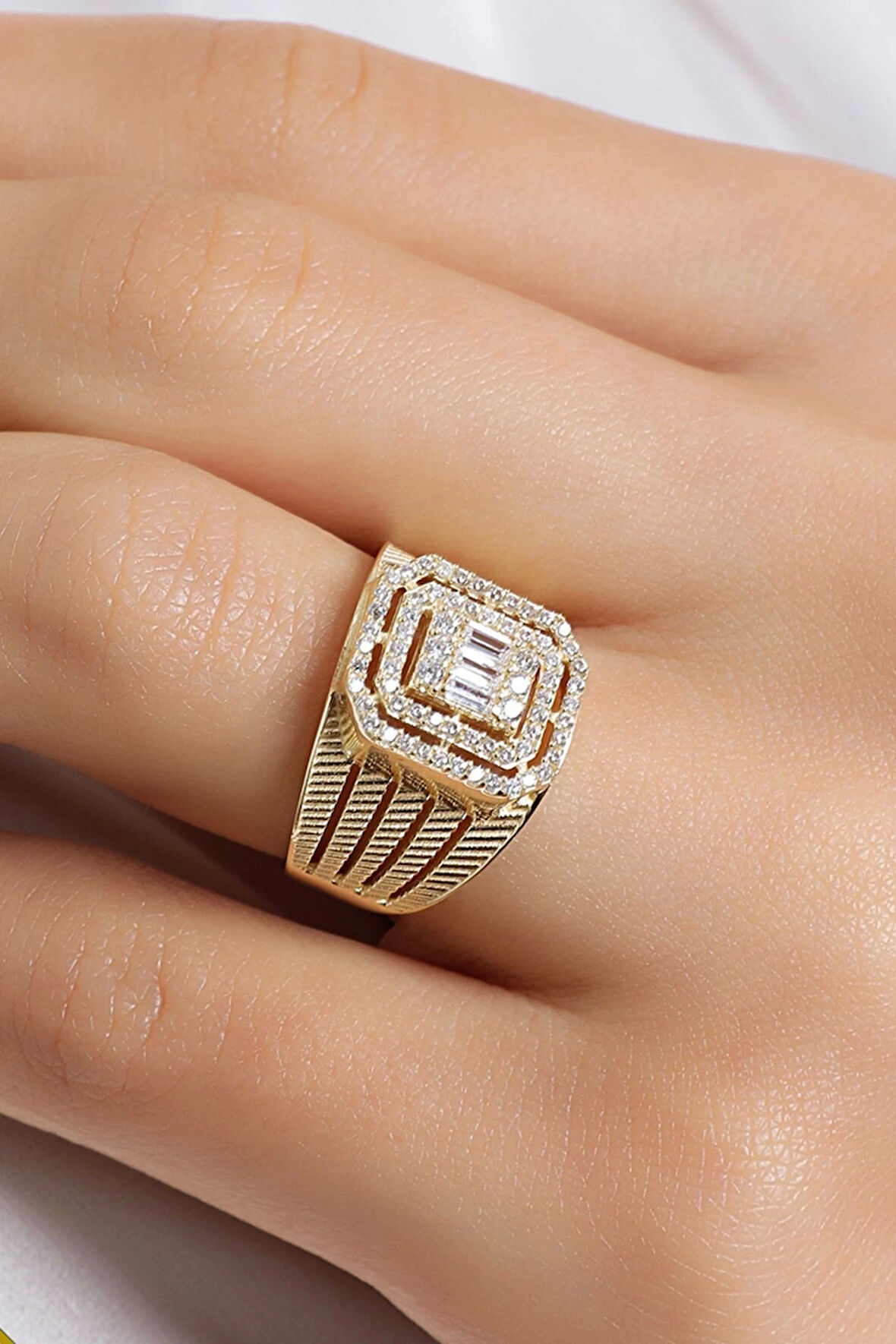 Sıralı Baget Taşlı Hasır Altın Yüzük