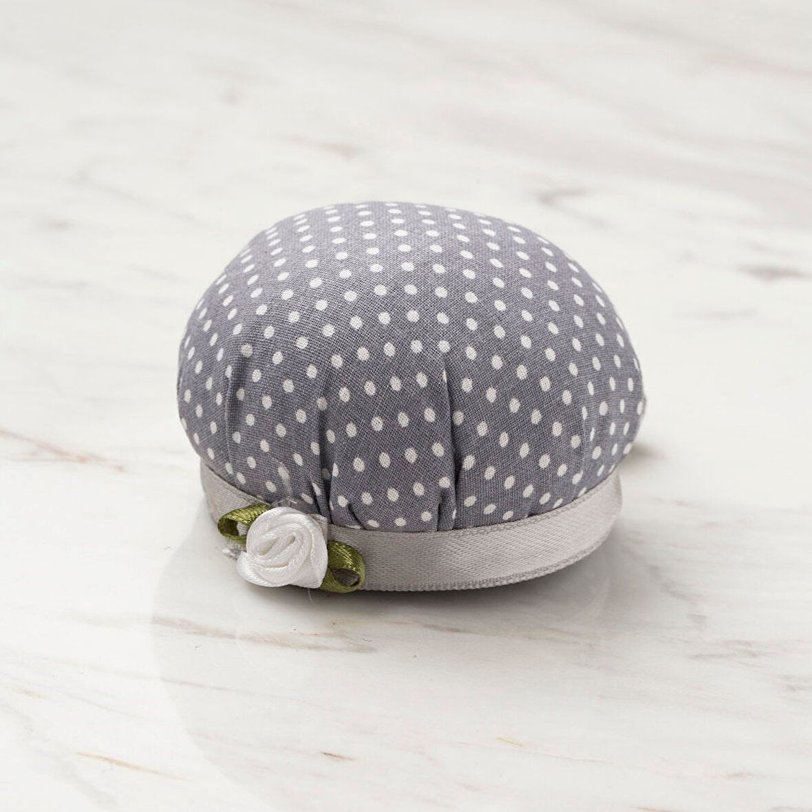 Loren Kola Takılabilir Gri Beyaz İğnedanlık