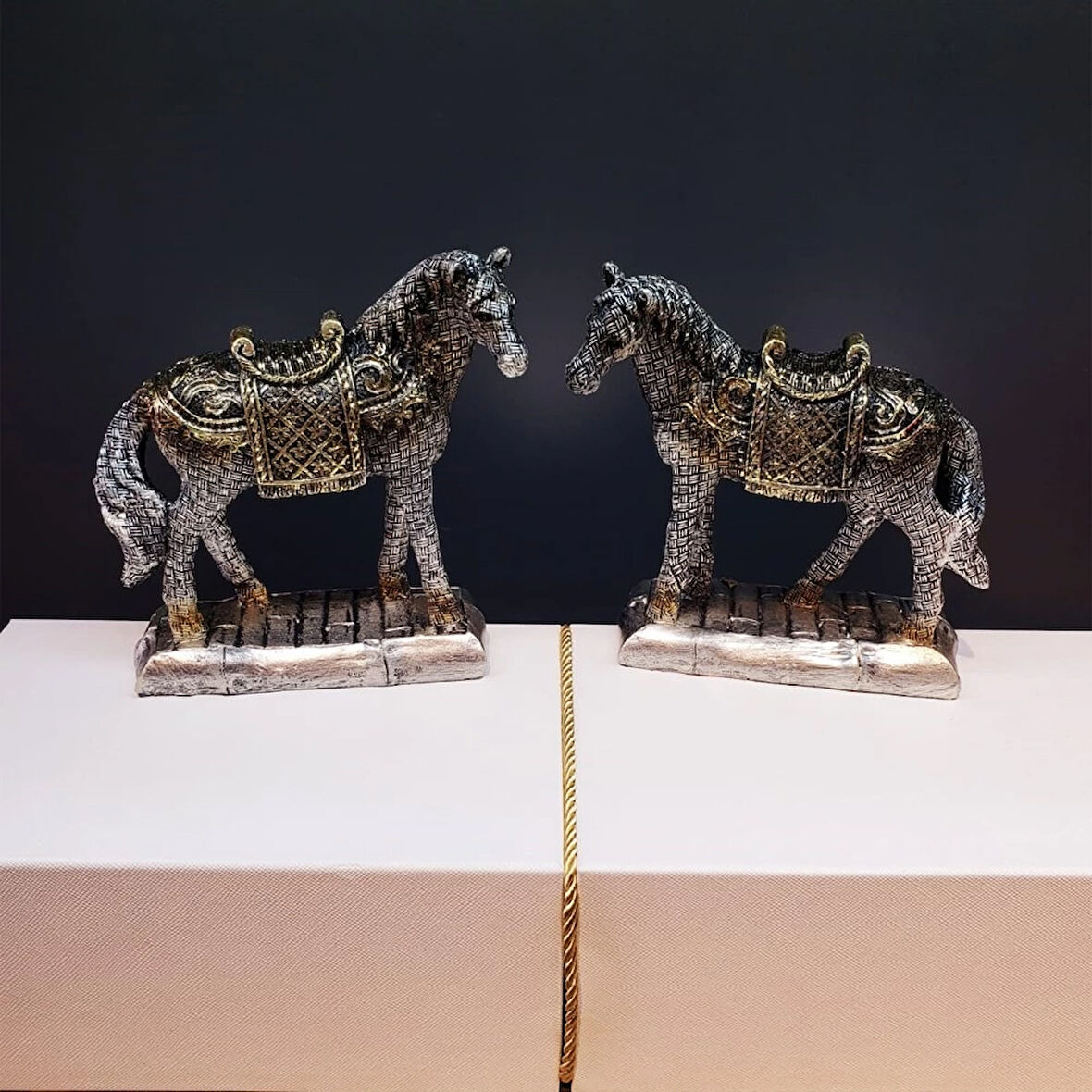 Dekoratif At Biblosu