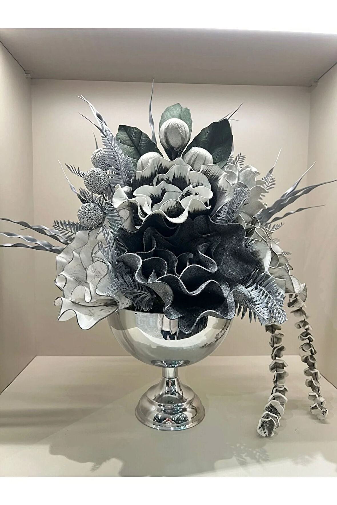 Yapay Çiçekli Gümüş Yuvarlak Vazo No:1