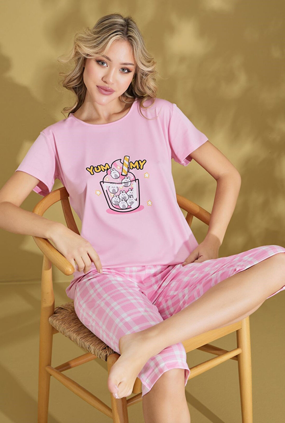 Kadın Desenli Bisiklet Yaka Düğmesiz Pamuklu Yazlık Kısa Kol Kapri Pijama Takımı