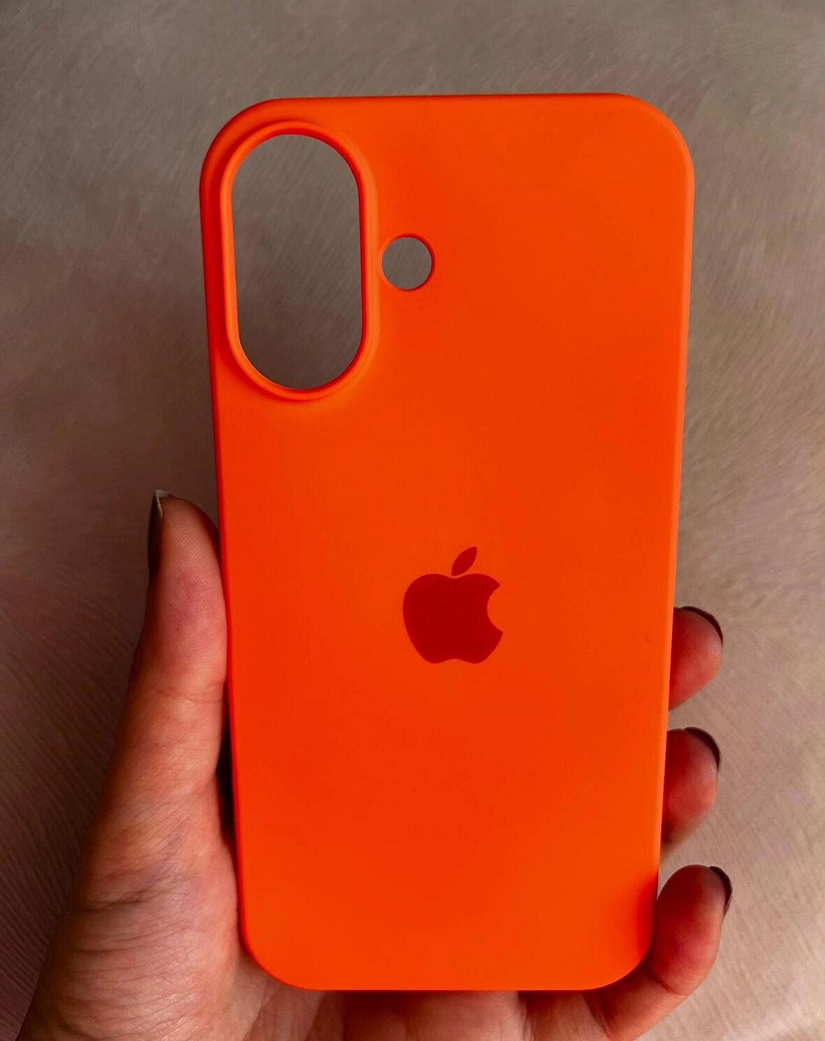 iPhone 16 İçi Kadife Logolu Silikon Lansman Kılıf