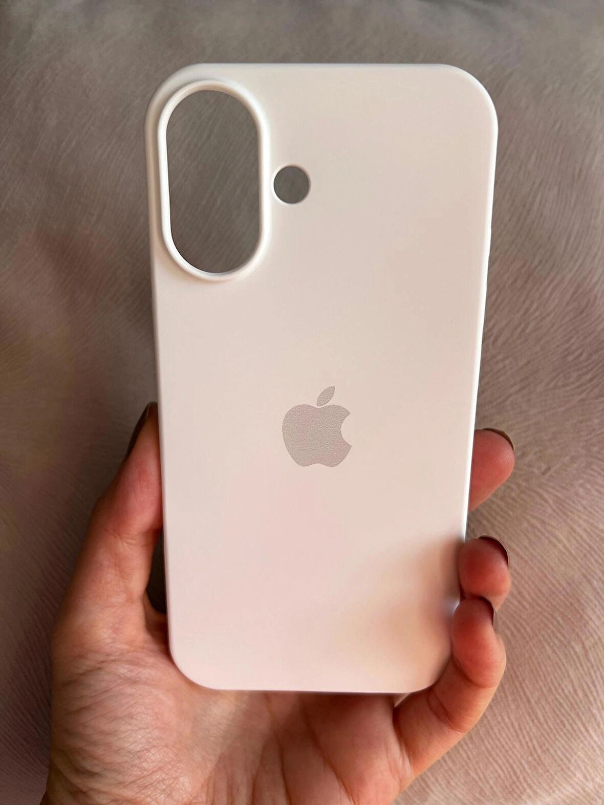 iPhone 16 PLUS İçi Kadife Logolu Silikon Lansman Kılıf