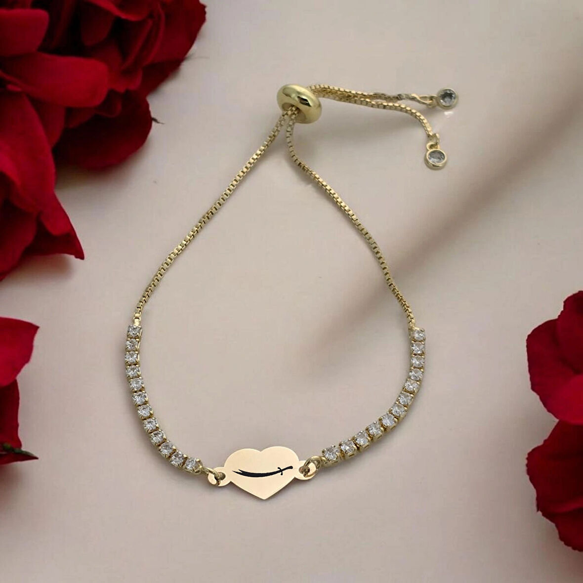 Güçlü ve Asil Kalp Motifli ve Işıltılı Beyaz Taşlı 14 Ayar Altın Plakalı Zülfikar Bilekliği